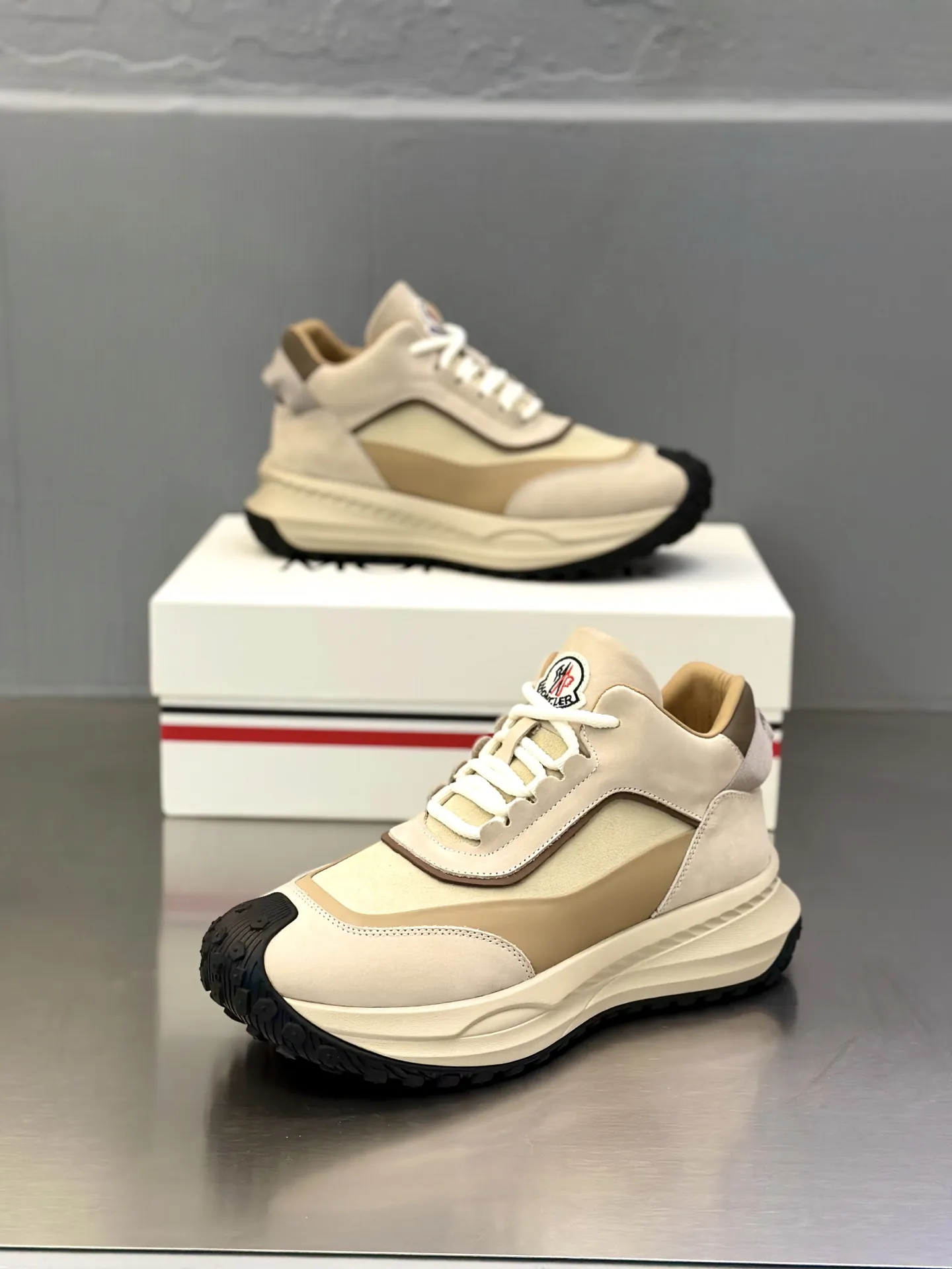 P410 Moncler蒙口 男鞋运动鞋,进口透气网面、氯丁橡胶 各种材质拼接打造,鞋面采用鞋带和橡胶嵌件设计,后跟Moncler标志,大底采用TPU+橡胶+高弹橡胶发泡组合成型,具有高弹性高耐磨性,提高舒适性,无论是鞋面还是颜色设计都值得入手!Size:39-44(38 45定做)