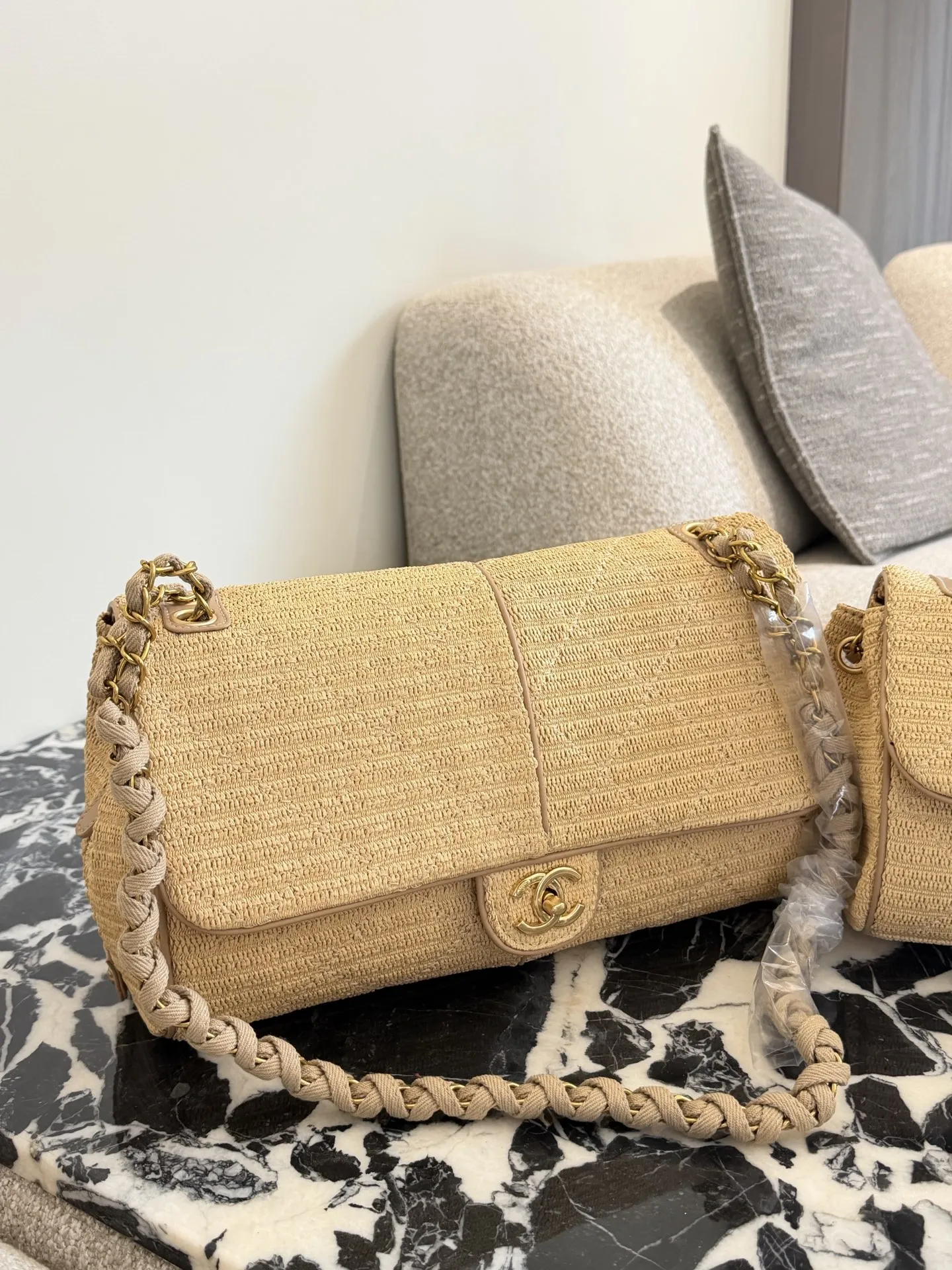 短链条p240长链条p260 香奈儿草编链条包​​ 🌾香奈儿草编链条包，天然草编材质，搭配经典金属双C标志，优雅又有度假氛围感✨。编织链条肩带，实用又美观，手提或斜挎都很百搭。尺寸适中，日常出行、度假都能轻松装下随身物品。草编材质轻便透气，夏天背超合适，搭配连衣裙或休闲装都很出彩，轻松打造法式优雅风格💛。30cm35cm