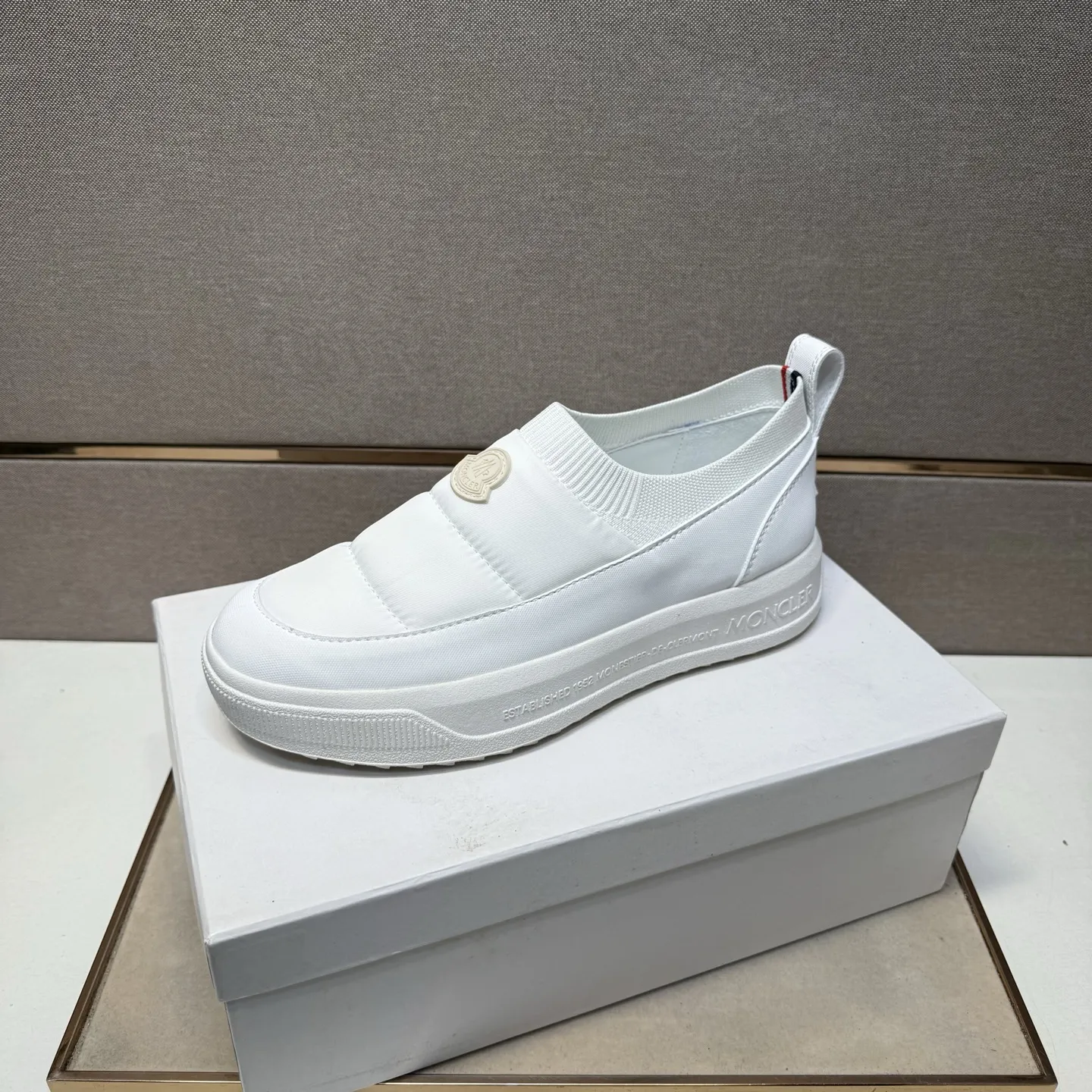 ⬛️出厂价p220【蒙口～】情侣装休闲鞋 2025z柜同步发售 🔶码数:36-44 #️⃣ 🔷3个颜色🔜鞋面选用多材质拼接➕网布内里，舒适透气，鞋底：原版舒适耐磨大底，⚠️实物📱拍摄🎬实物更赞📢📢📢