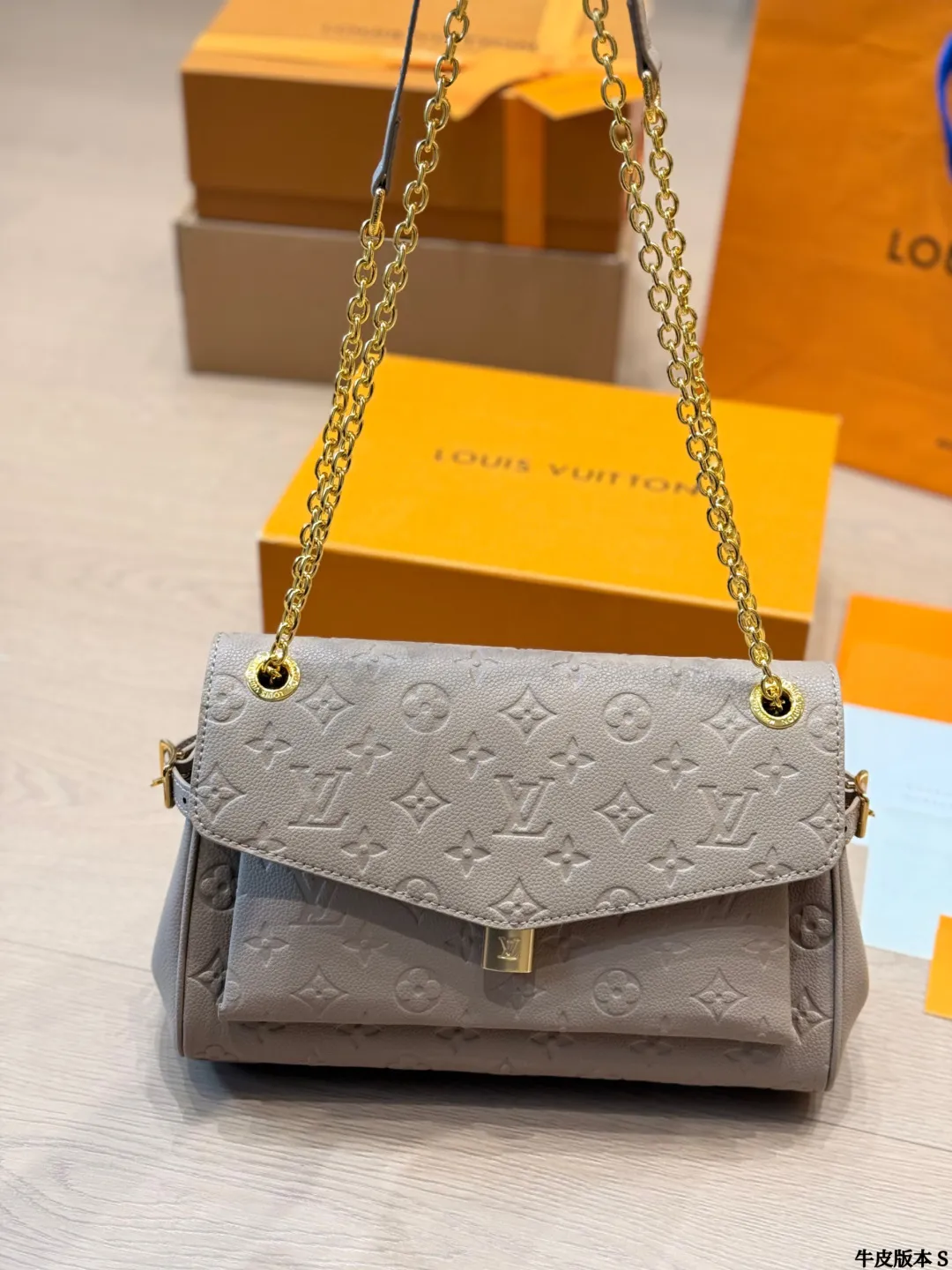 p240 路易威登 Pochette Metis拼色邮差包 艹LV Pochette Metis拼色邮差包,经典Monogram老花+浅灰拼色,复古又时髦!优质牛皮材质,金色五金+S-Lock锁扣,细节满分V,内部三层隔层,收纳超方便。肩带可拆卸调节,单肩、斜挎、手提都OK,通勤休闲都能搭!轻便耐用,时尚实用,LV热门款必入些 尺寸 30 20cm