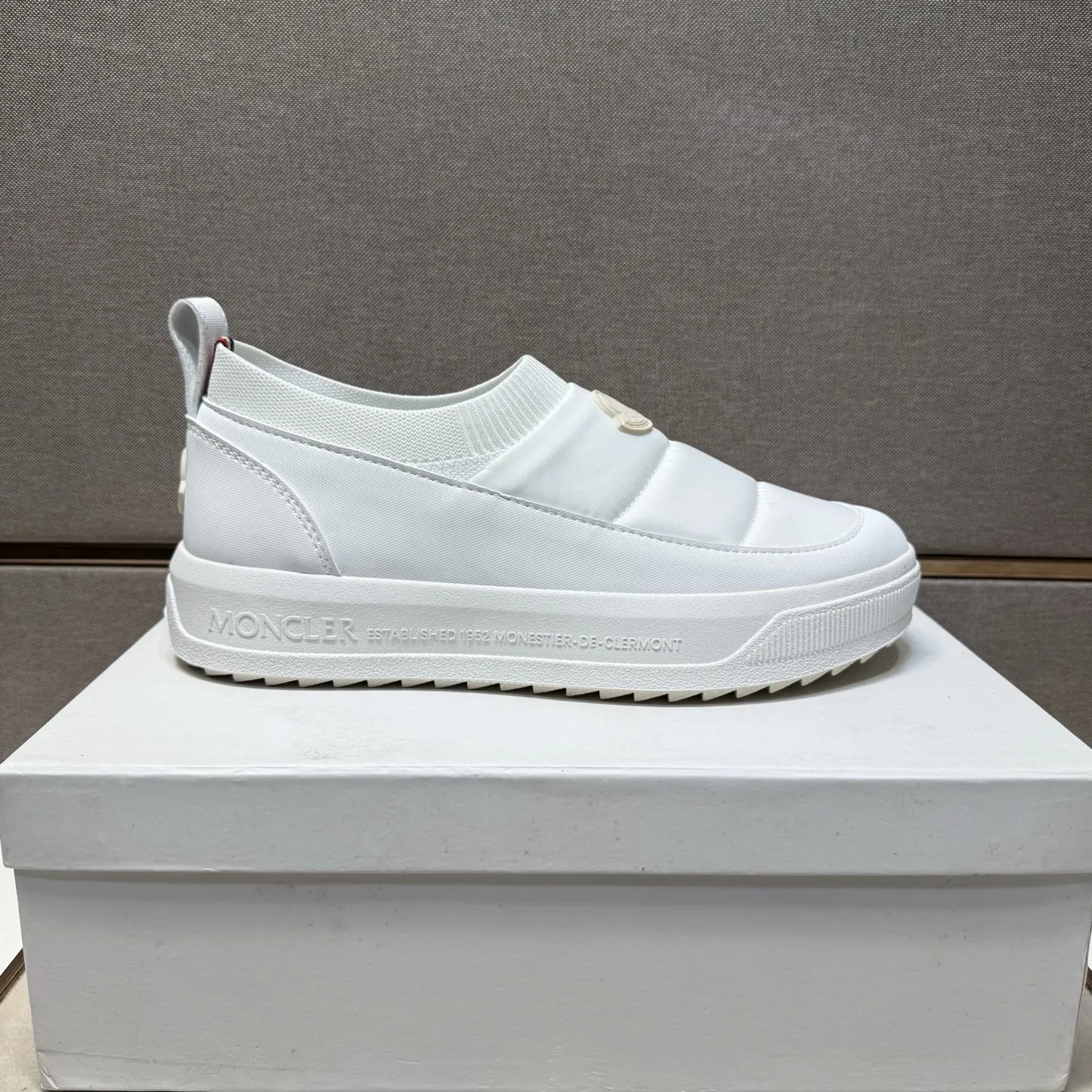 ⬛️出厂价p220【蒙口～】情侣装休闲鞋 2025z柜同步发售 🔶码数:36-44 #️⃣ 🔷3个颜色🔜鞋面选用多材质拼接➕网布内里，舒适透气，鞋底：原版舒适耐磨大底，⚠️实物📱拍摄🎬实物更赞📢📢📢