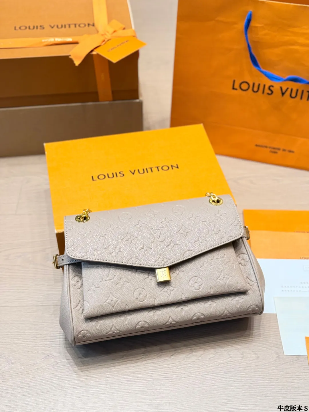 p240 路易威登 Pochette Metis拼色邮差包 艹LV Pochette Metis拼色邮差包，经典Monogram老花+浅灰拼色，复古又时髦！优质牛皮材质，金色五金+S-Lock锁扣，细节满分V，内部三层隔层，收纳超方便。肩带可拆卸调节，单肩、斜挎、手提都OK，通勤休闲都能搭！轻便耐用，时尚实用，LV热门款必入些 尺寸 30 20cm