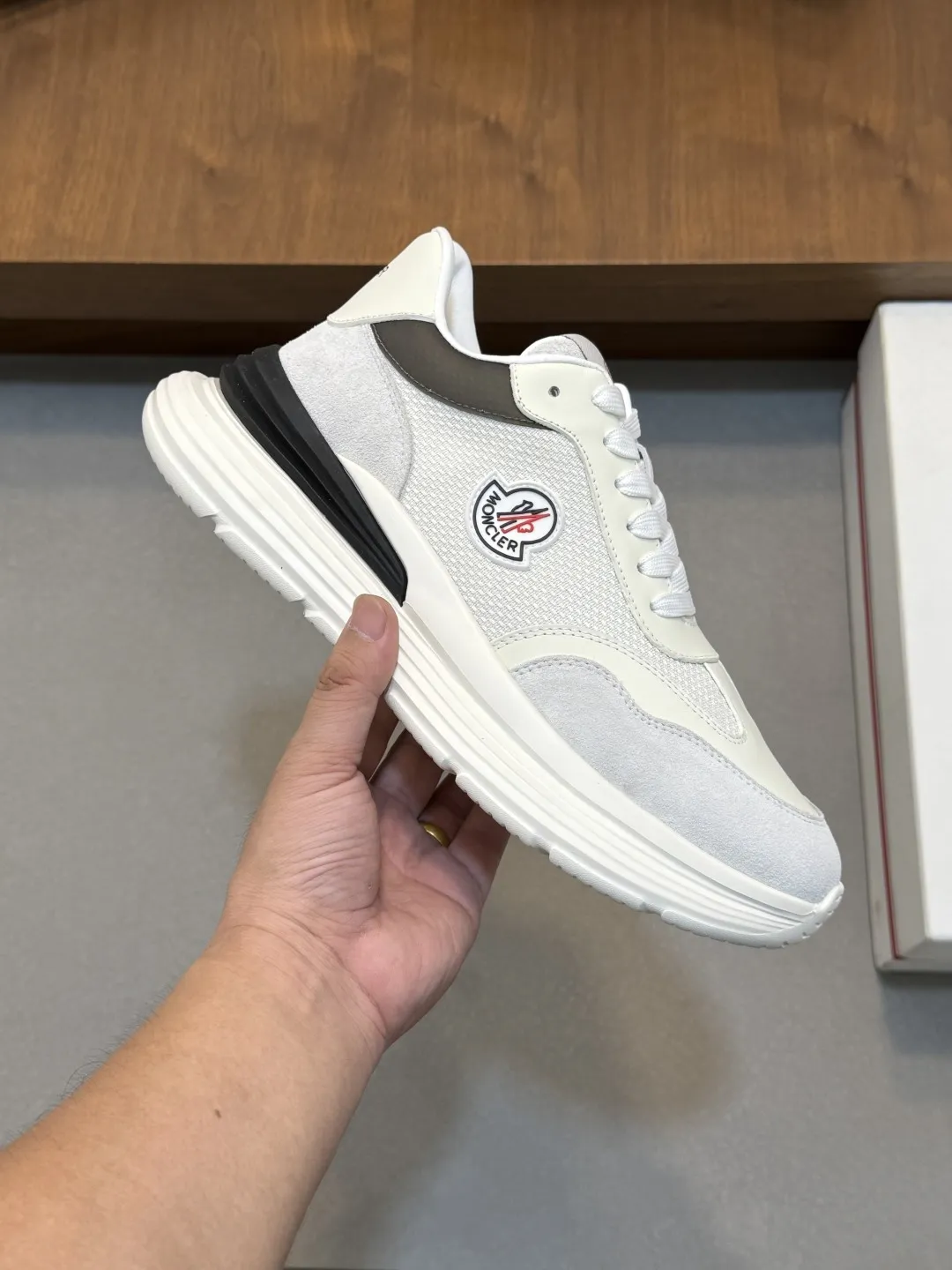 💰370 Moncler蒙口 男鞋运动鞋,进口透气网面、氯丁橡胶 各种材质拼接打造,鞋面采用鞋带和橡胶嵌件设计,后跟Moncler标志,大底采用TPU+橡胶+高弹橡胶发泡组合成型,具有高弹性高耐磨性,提高舒适性,无论是鞋面还是颜色设计都值得入手!Size:39-44(38 45定做)