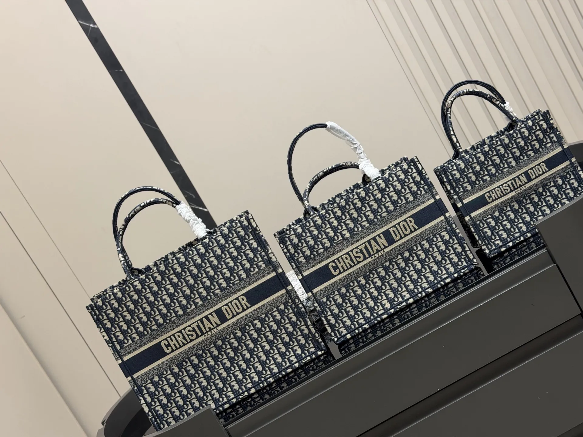 ¥195 ¥175 ¥150 配盒丝巾 Dior 原版布提花 Dior book tote今年最喜欢的一款购物袋 tote我用的次数最多的包 迪奥因为容量超级大 不管什么东西都向里面放 当然凹造型也是必须有 尺寸大号42 cm 中号36cm 小号 26cm