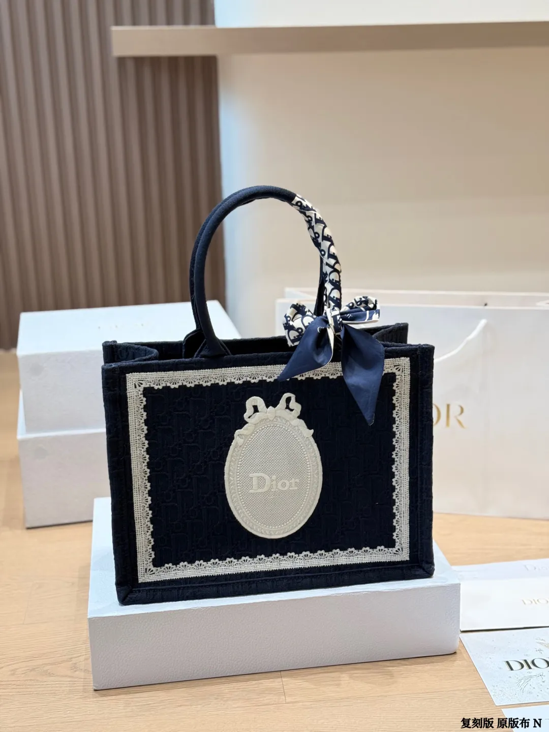 复刻版 原版布 p225 （配内胆） DIOR迪奥｜Book tote购物袋 原版3D浮雕原版布 Dior 原版布提花 配内胆/丝巾/星星挂件 Dior book tote今年最喜欢的一款购物袋 tote我用的次数最多的包，因为容量超级大，不管什么东西都向里面放，当然凹造型也是必须有的，这款Dior老花是我最喜欢的颜色，柜台出了很多颜色及花型，最后挑了这个颜色 小号的精致有型 配折叠礼盒 尺寸 中号35cm