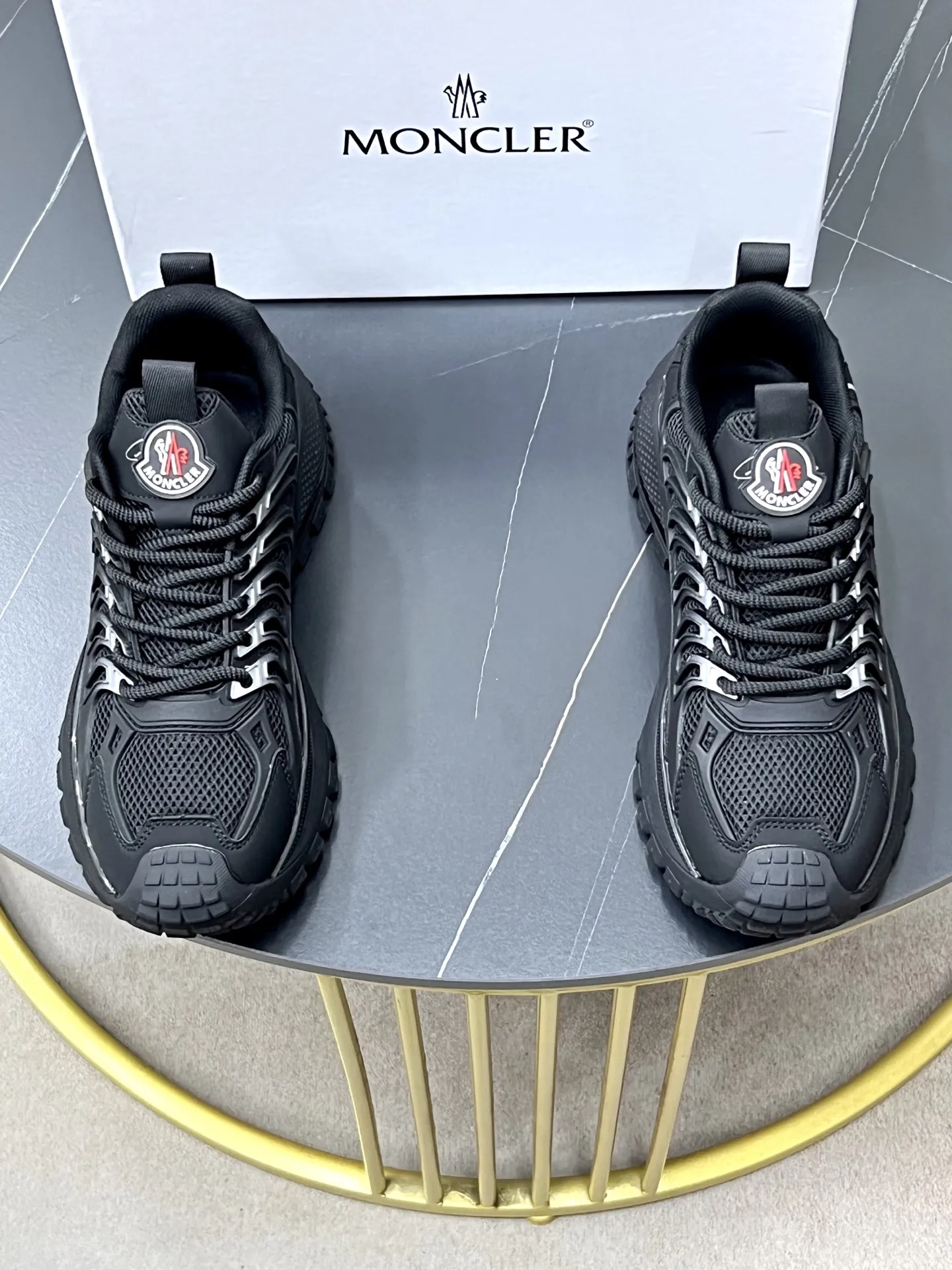 出厂价：220💰🙅&zwj;♂️🙅&zwj;♂️🙅&zwj;♂️ 品牌：蒙口 标准码：38-44（45订做） 等级：官网同款 材料：原厂皮料拼接 舒适透气内里 原厂耐磨大底 款式类别：男士时尚休闲鞋 跑步 运动鞋 尊贵奢侈品大牌元素 顶级奢华 颜色：实物图片色