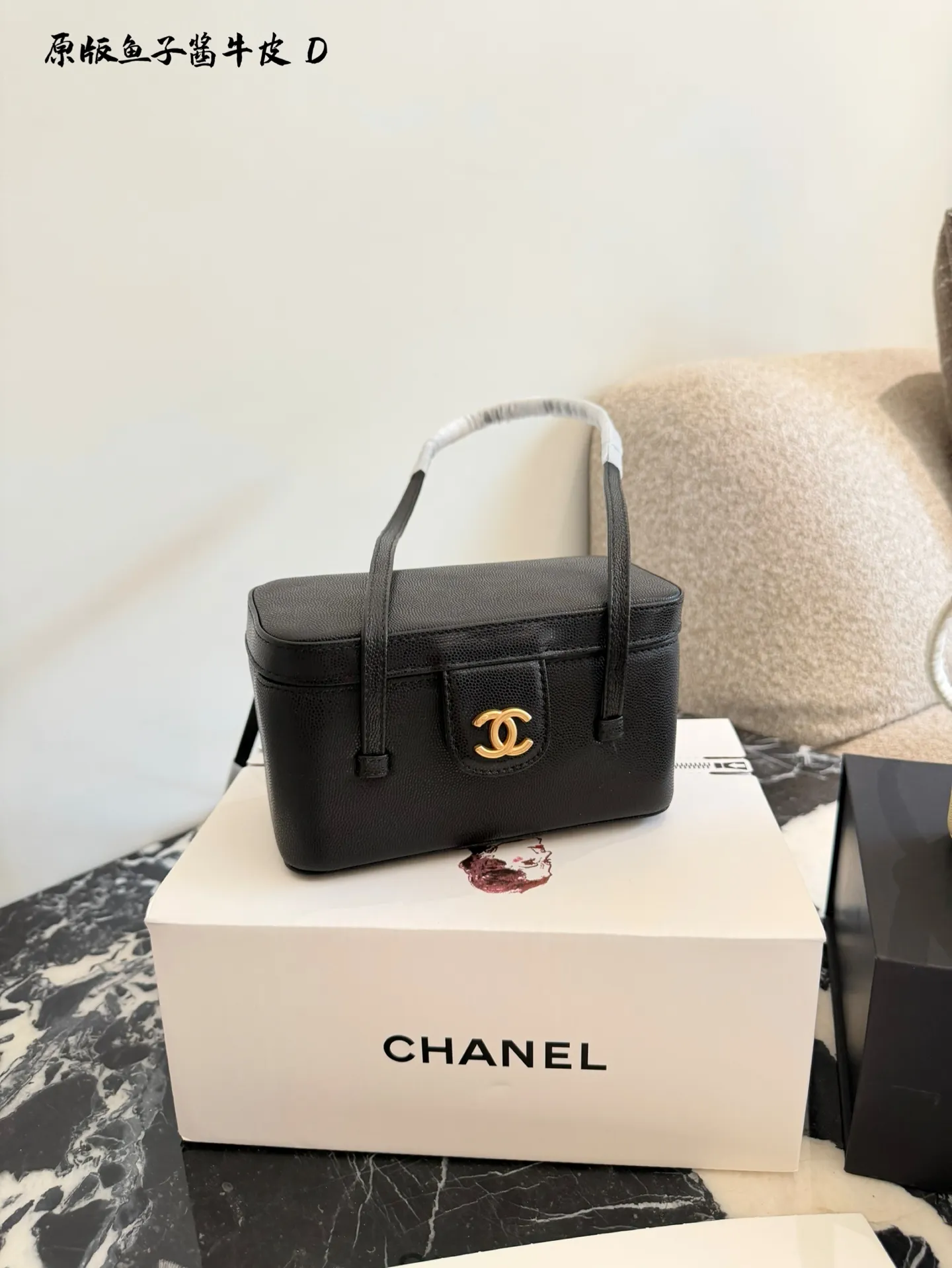 p250牛皮 香奈儿26P Preppy Coco盒子包 🖤香奈儿26P Preppy Coco盒子包,黑色鱼子酱牛皮+金色双C扣,简约复古又超有质感✨。长肩带设计,手提、单肩、斜挎都OK,通勤or出街都很百搭!鱼子酱牛皮耐磨抗造,光泽感满分,实用又时髦,是26P系列超火的代表款,时髦精必入!