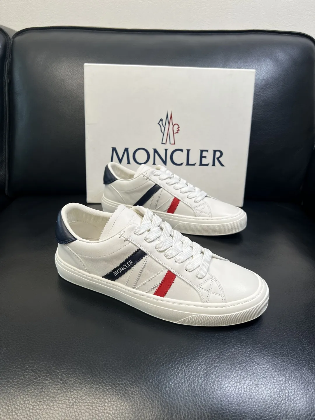 P 330 MONCLER 高品质 顶级工艺品 蒙口 新品专柜新款,原厂配置意大利进口牛皮搭配面料,高品质复杂拼接工艺,进口水染牛皮内里垫透气舒适 鞋底:原厂特供原版底超级舒适,原厂跟单,欢迎对比,码数 39-44(订做 38 45)