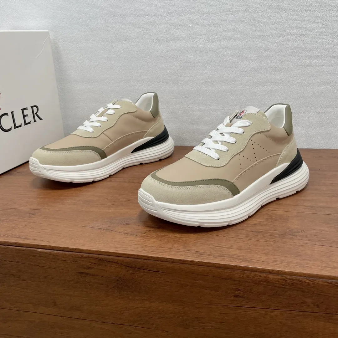 Moncler/蒙口 男士新款皮革se运动鞋 这款运动鞋采用绒面牛皮革和光滑小牛皮撞色拼接鞋面，侧面饰以&ldquo;M&rdquo;字形冲孔细节，鞋舌饰有经典徽标细节，低帮系带款式设计，轻巧灵活，彰显都市风格。搭配3.5CM轻盈EVA橡胶大底，柔软舒适防滑减震。织物具有内里，徽标牛皮垫脚，上脚舒适轻便透气！配全套原包装防尘袋！ 尺码：39-40-41-42-43-44 标准皮鞋尺码（38/45可定做不能退换） 💰370