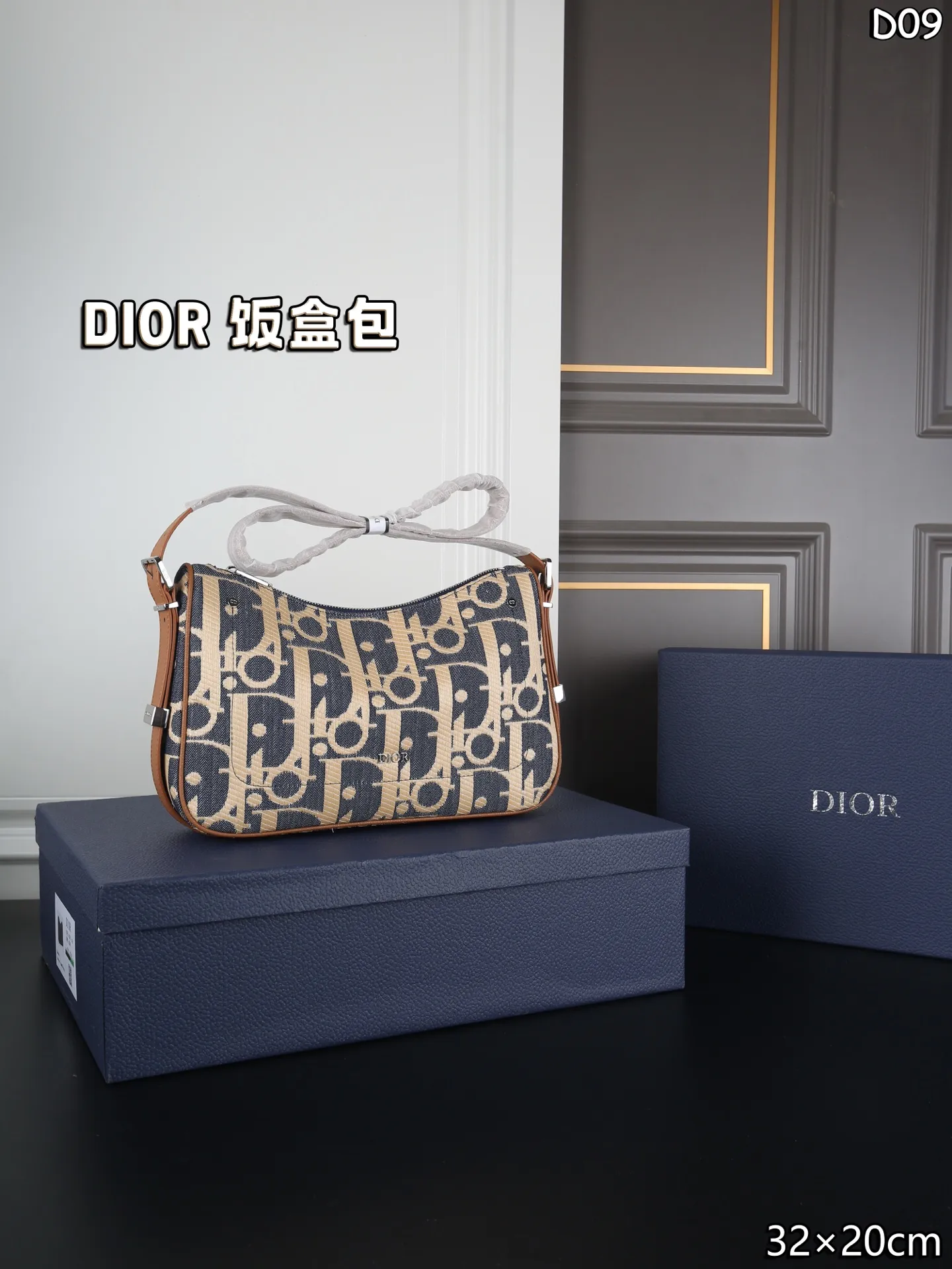 大P180 天地盖 小P175 天地盖 DIOR迪奥 饭盒包 单肩包斜挎包 超大容量,更是百搭 一年四季都好背 让你秒变时髦精 这只老花拉链包的质感太绝了被这只Slider拉链水饺包的细节狠狠拿捏! 每一处缝线都工整利落,五金光泽饱满,兼顾颜值与实用性,是通勤休闲都适配的高级款! 尺寸:42×28/32×20