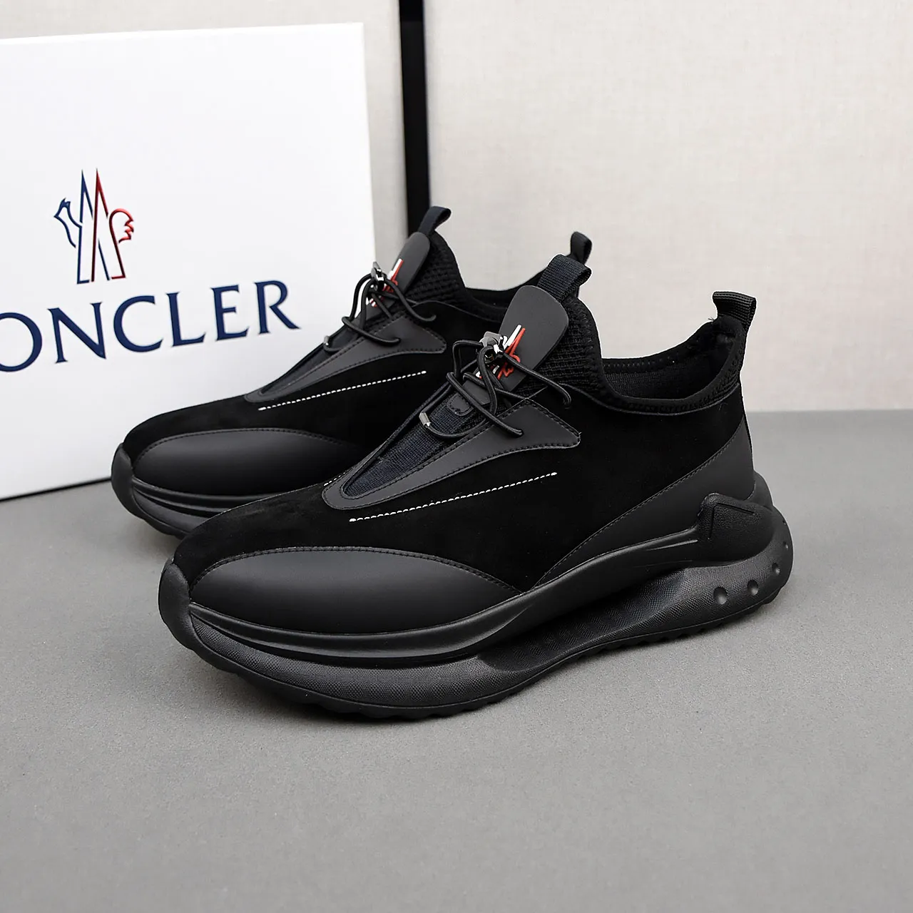 PP290👟👟👟 Moncler蒙口男士户外系带运动鞋,具有舒适防滑性能,专为户外跑步或都市漫步而设。兼备创新、功能性与图形细节于一体,从高山氛围汲取灵感,诠释潮流时尚。多种原版材料拼接而成,鞋面采用鞋带和橡胶嵌件设计,大底采发泡超轻大底,具有高弹性高耐磨性,提高舒适性!39-44(38和45定做)7️⃣色可选