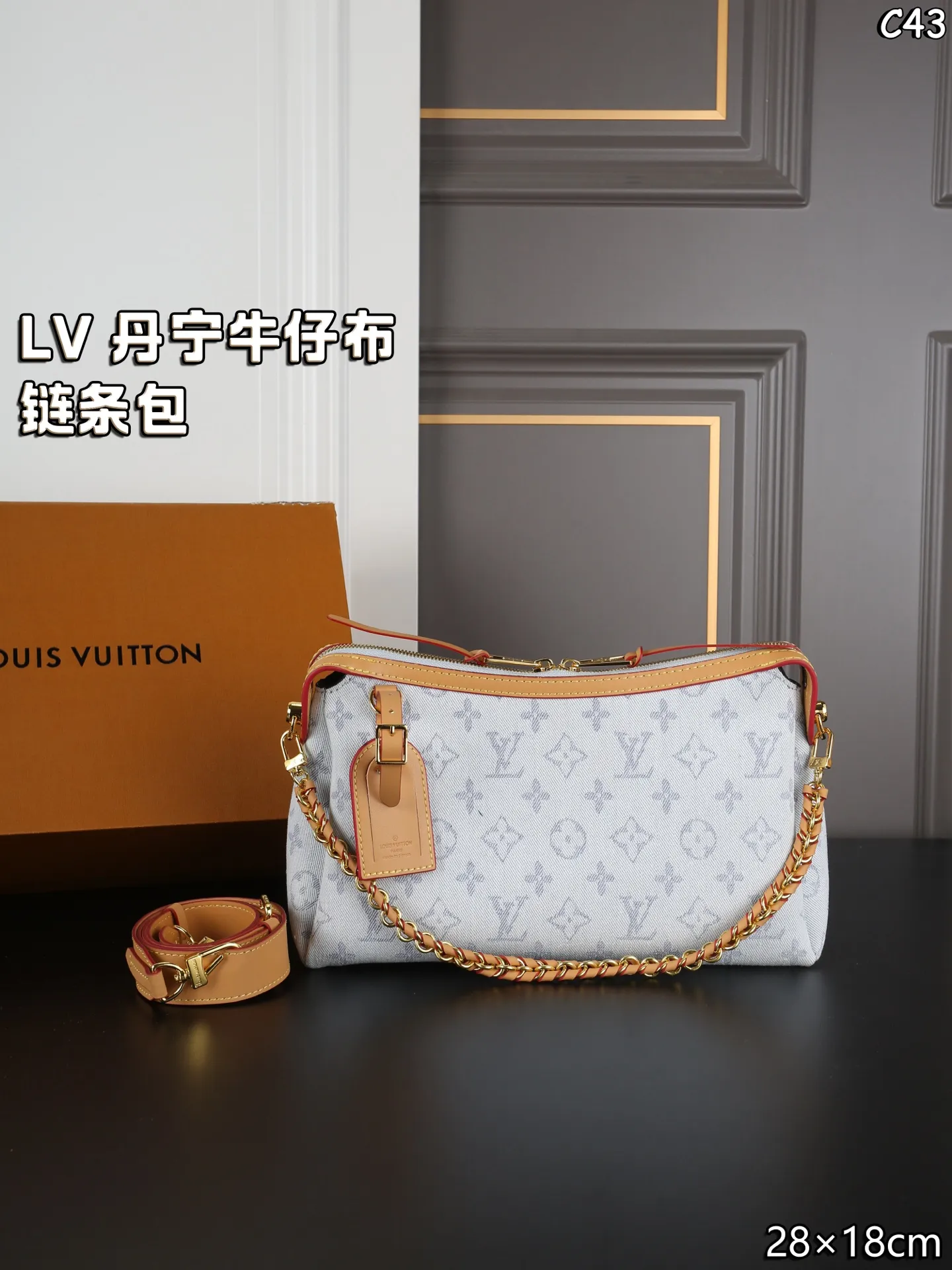 P205 折叠盒 LV 丹宁牛仔布 链条包 单肩包 腋下包 中古包 搭配丹宁凸显质感又时髦 简单随性,四季适用不过时 真是绝美的一只 编织链条细节感十足,肩背超帅气 ✔️包身自带挺括感,西装连衣裙都可搭配 ✔️容量巨大,通勤包妈咪包完美之选 尺寸:28×18