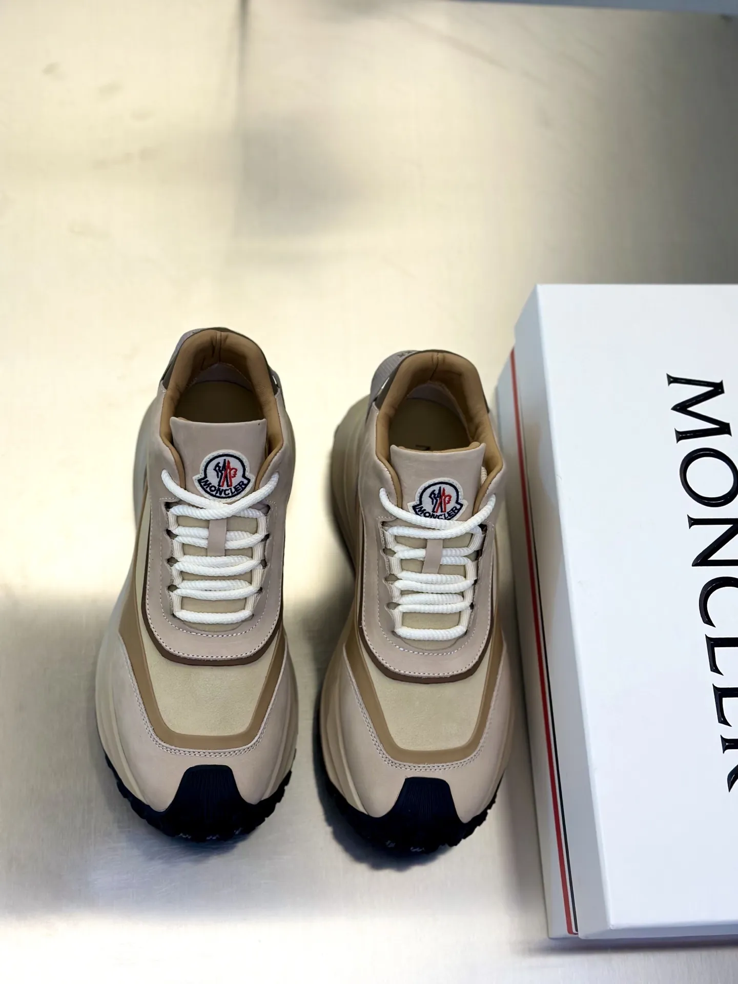 P410 Moncler蒙口 男鞋运动鞋,进口透气网面、氯丁橡胶 各种材质拼接打造，鞋面采用鞋带和橡胶嵌件设计，后跟Moncler标志，大底采用TPU+橡胶+高弹橡胶发泡组合成型，具有高弹性高耐磨性，提高舒适性，无论是鞋面还是颜色设计都值得入手！Size：39-44（38 45定做）