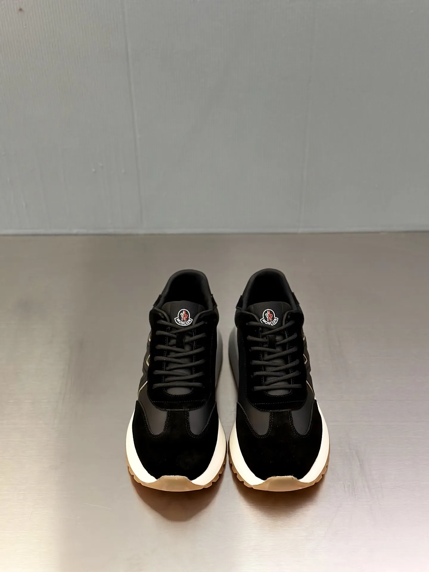 P370 Moncler蒙口 男鞋运动鞋,进口透气网面、氯丁橡胶 各种材质拼接打造,鞋面采用鞋带和橡胶嵌件设计,后跟Moncler标志,大底采用TPU+橡胶+高弹橡胶发泡组合成型,具有高弹性高耐磨性,提高舒适性,无论是鞋面还是颜色设计都值得入手!Size:39-44(38 45定做)