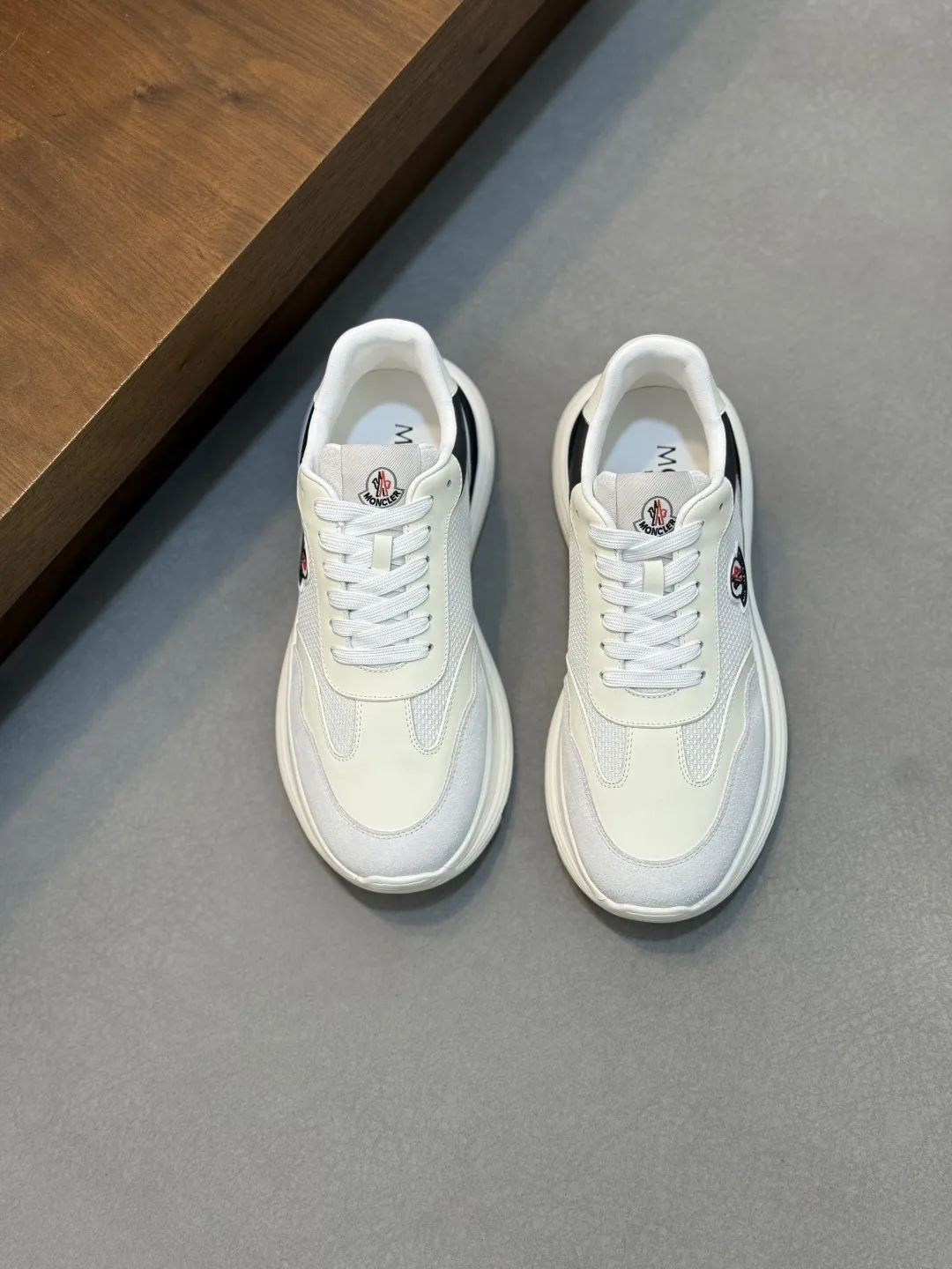 💰370 Moncler蒙口 男鞋运动鞋,进口透气网面、氯丁橡胶 各种材质拼接打造，鞋面采用鞋带和橡胶嵌件设计，后跟Moncler标志，大底采用TPU+橡胶+高弹橡胶发泡组合成型，具有高弹性高耐磨性，提高舒适性，无论是鞋面还是颜色设计都值得入手！Size：39-44（38 45定做）