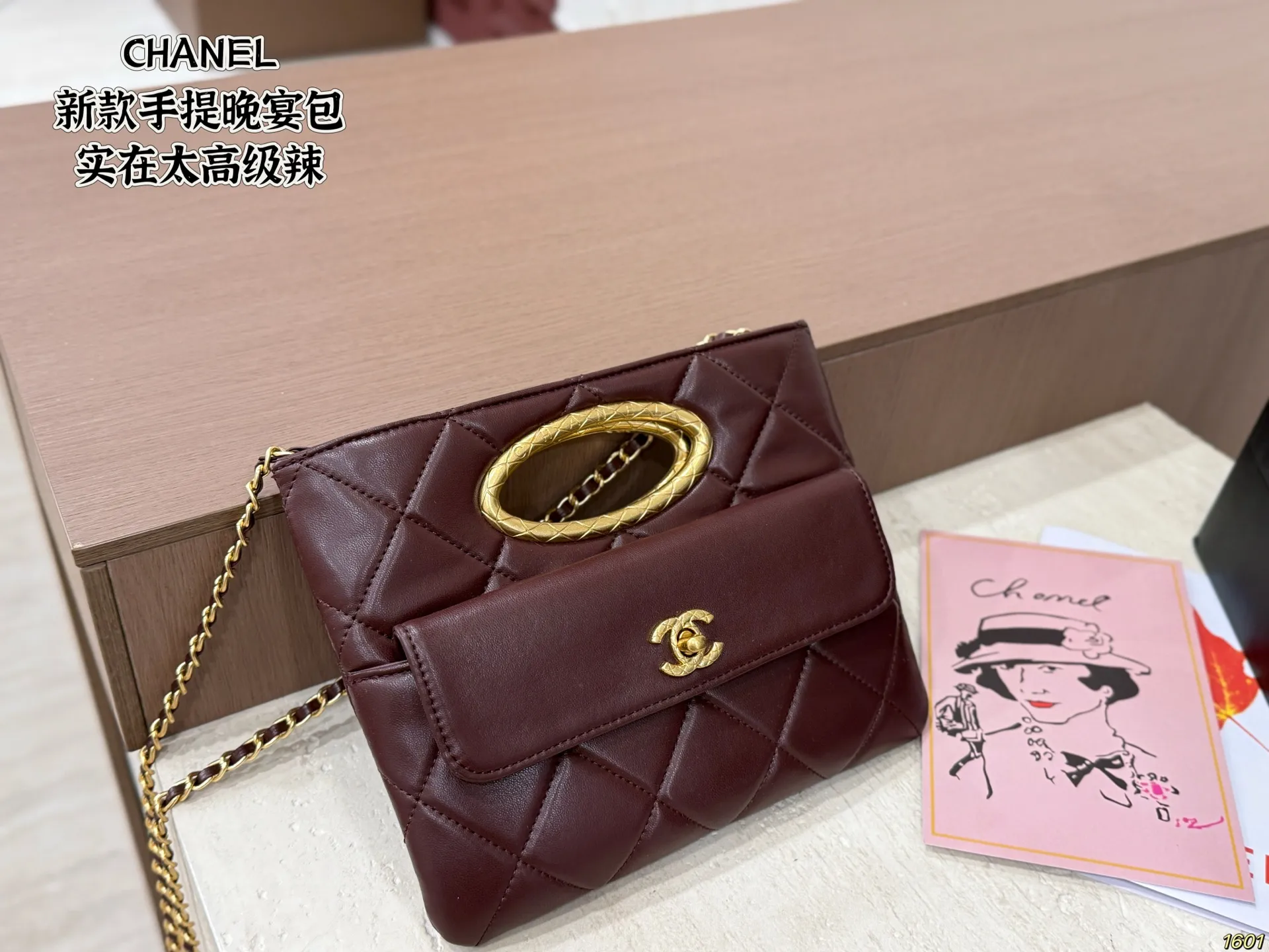 &yen;145配盒 CHANEL香奈儿新款手提晚宴包 这款精致的外观和优雅的设计让人一眼难忘 精美的菱格纹路与金色双C标志点缀 无不透露出低调的千金风范 简约而不简单 尺寸24 19