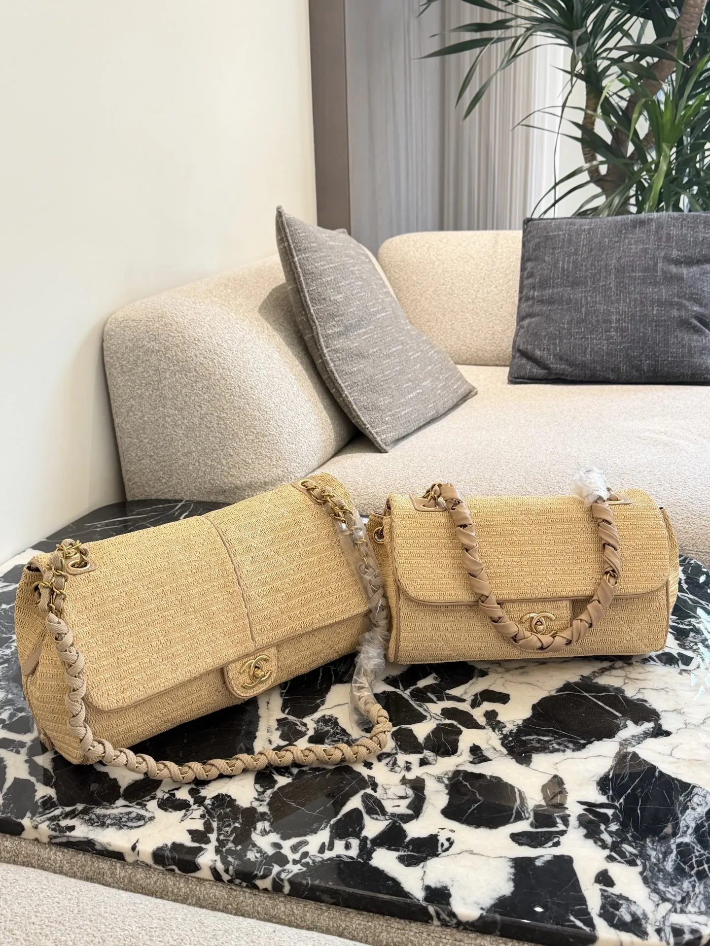 短链条p240长链条p260 香奈儿草编链条包 🌾香奈儿草编链条包,天然草编材质,搭配经典金属双C标志,优雅又有度假氛围感✨。编织链条肩带,实用又美观,手提或斜挎都很百搭。尺寸适中,日常出行、度假都能轻松装下随身物品。草编材质轻便透气,夏天背超合适,搭配连衣裙或休闲装都很出彩,轻松打造法式优雅风格💛。30cm35cm