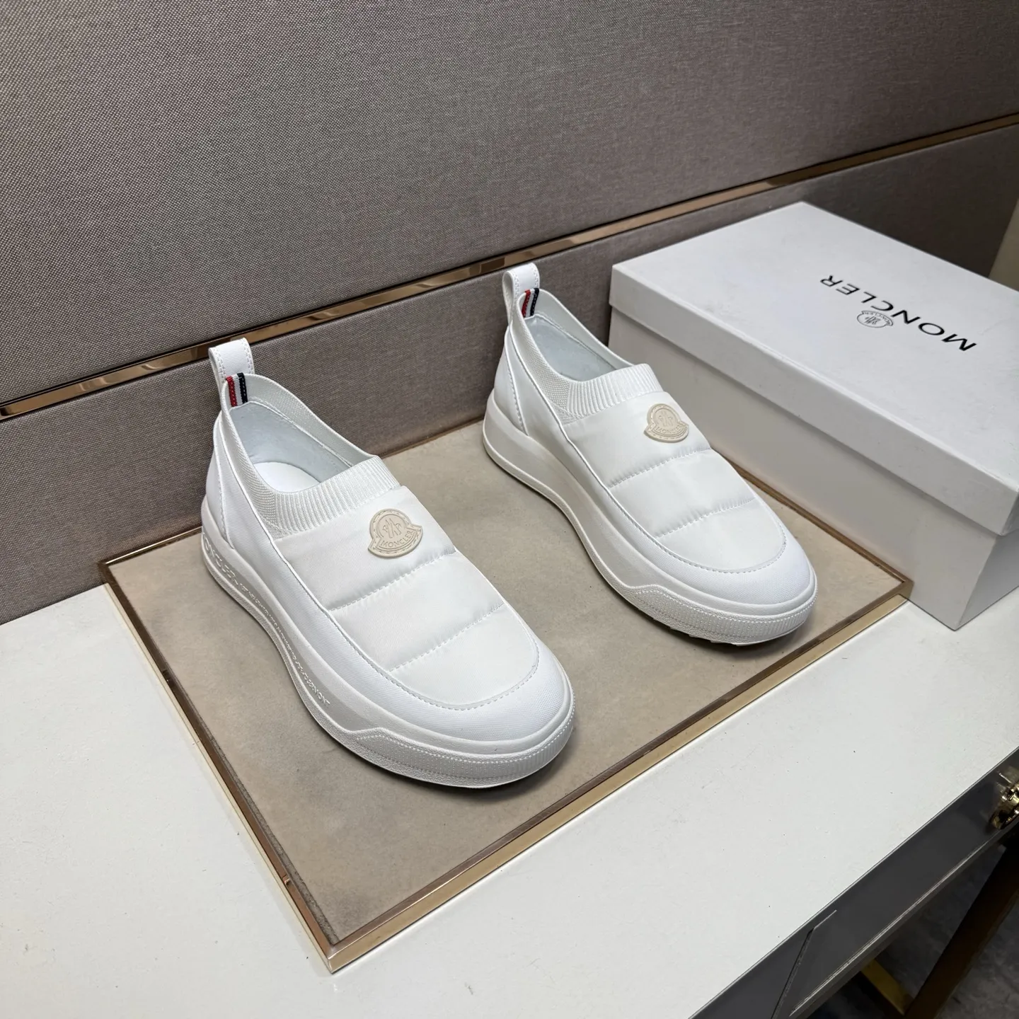 ⬛️出厂价p220【蒙口～】情侣装休闲鞋 2025z柜同步发售 🔶码数:36-44 #️⃣ 🔷3个颜色🔜鞋面选用多材质拼接➕网布内里，舒适透气，鞋底：原版舒适耐磨大底，⚠️实物📱拍摄🎬实物更赞📢📢📢