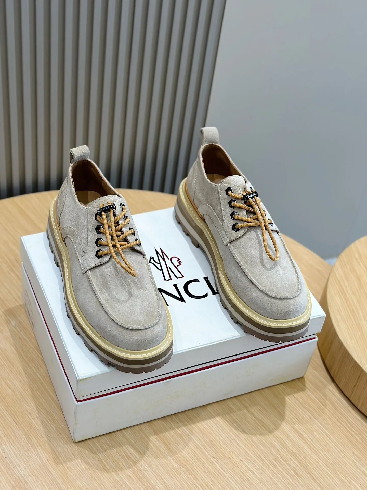 Moncler蒙口Peka City男士德比鞋 采用进口牛皮制成，可轻松演绎各种风格。这款德比鞋采用Vibran橡胶底面，令您在雨天湿滑的街道上亦步履从容。 牛皮内里(羊毛内里可以定做) Size :39-44(38.45定做) P410