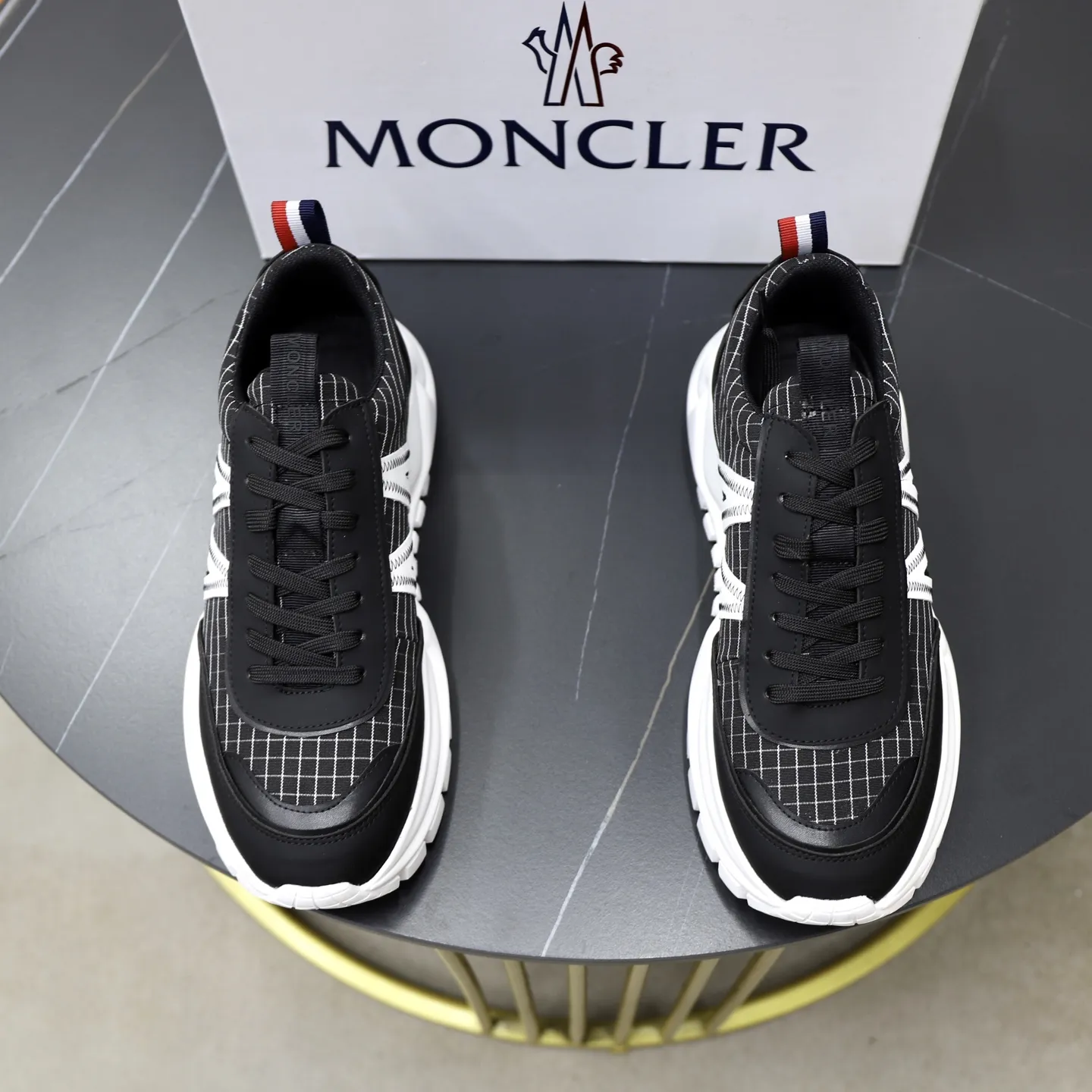 出厂价:221💰【MONCLER】盟可睐(蒙口) -鞋面:品牌布匹拼接皮料车 -内里:舒适透气 -大底:原版轻便柔软耐磨大底 -超高品控·做工精细:凸显(高端·贵气·档次) -Size :39-44(45可订做)