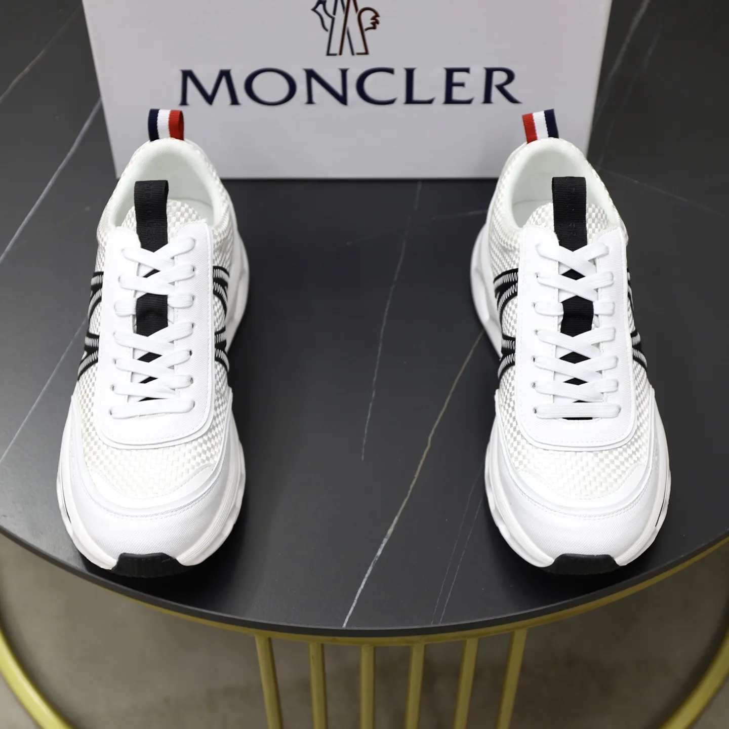 出厂价：230💰【MONCLER】盟可睐(蒙口) -鞋面：品牌布匹拼接皮料车 -内里：舒适透气 -大底：原版轻便柔软耐磨大底 -超高品控&middot;做工精细：凸显(高端&middot;贵气&middot;档次) -Size ：39-44（45可订做)