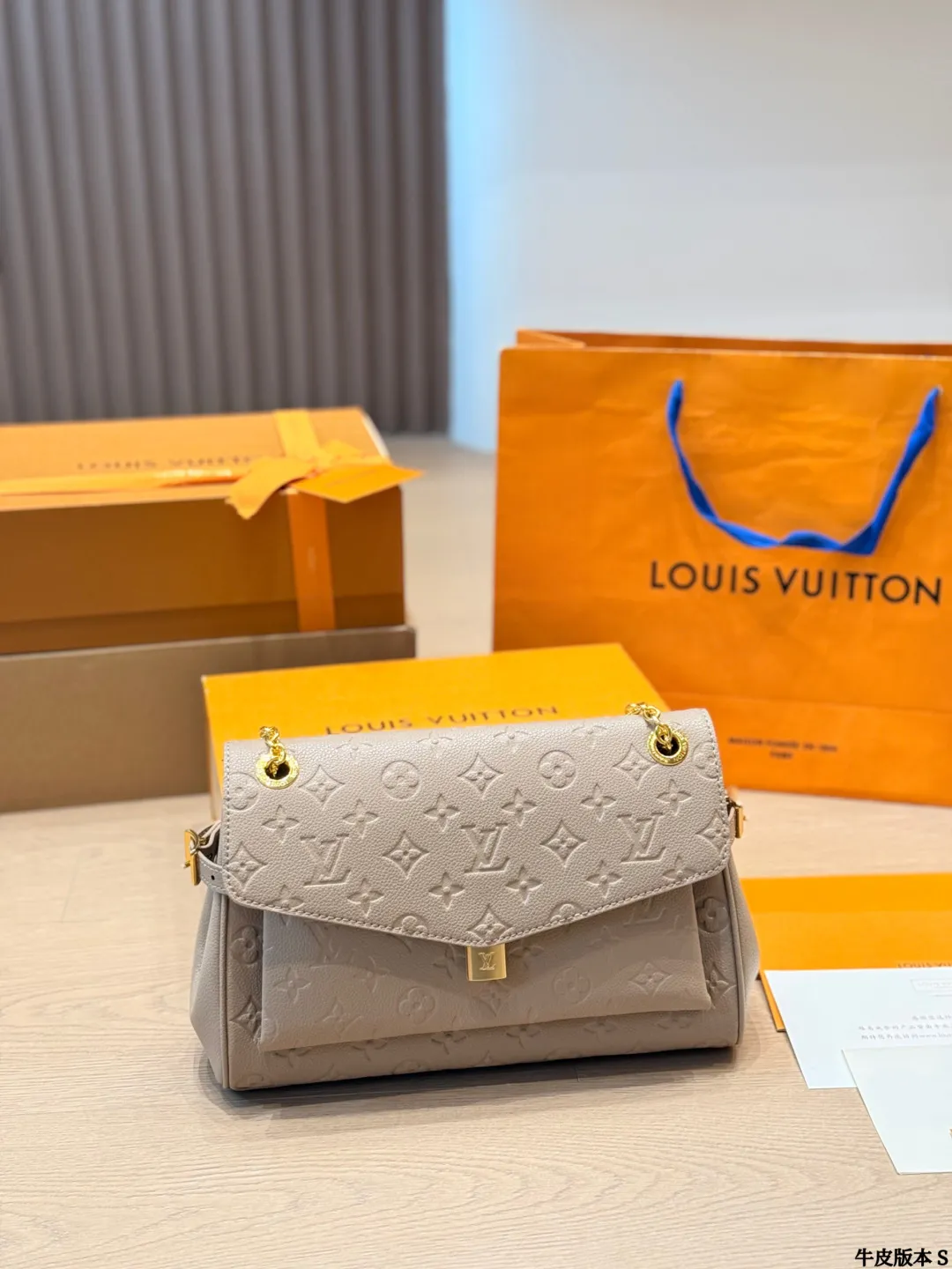 p240 路易威登 Pochette Metis拼色邮差包 艹LV Pochette Metis拼色邮差包,经典Monogram老花+浅灰拼色,复古又时髦!优质牛皮材质,金色五金+S-Lock锁扣,细节满分V,内部三层隔层,收纳超方便。肩带可拆卸调节,单肩、斜挎、手提都OK,通勤休闲都能搭!轻便耐用,时尚实用,LV热门款必入些 尺寸 30 20cm