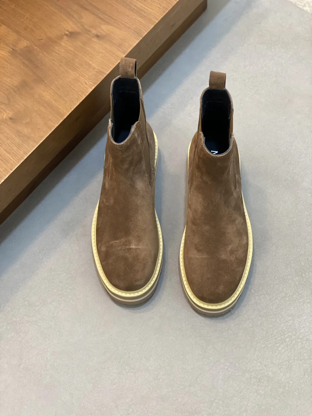 💰470 monc—蒙口 顶级原版男鞋高端品牌,新款上市,顶级奢侈品牌,最新時尚休闲高低帮,潮流百搭之款,轻松运动风,鞋面采用原版牛皮。原版牛皮内里【毛里订做】 加超精细做工。原版私模、个性时尚橡膠耐磨大底,上脚轻巧舒适。码数:39-44 。(38、45可定做)