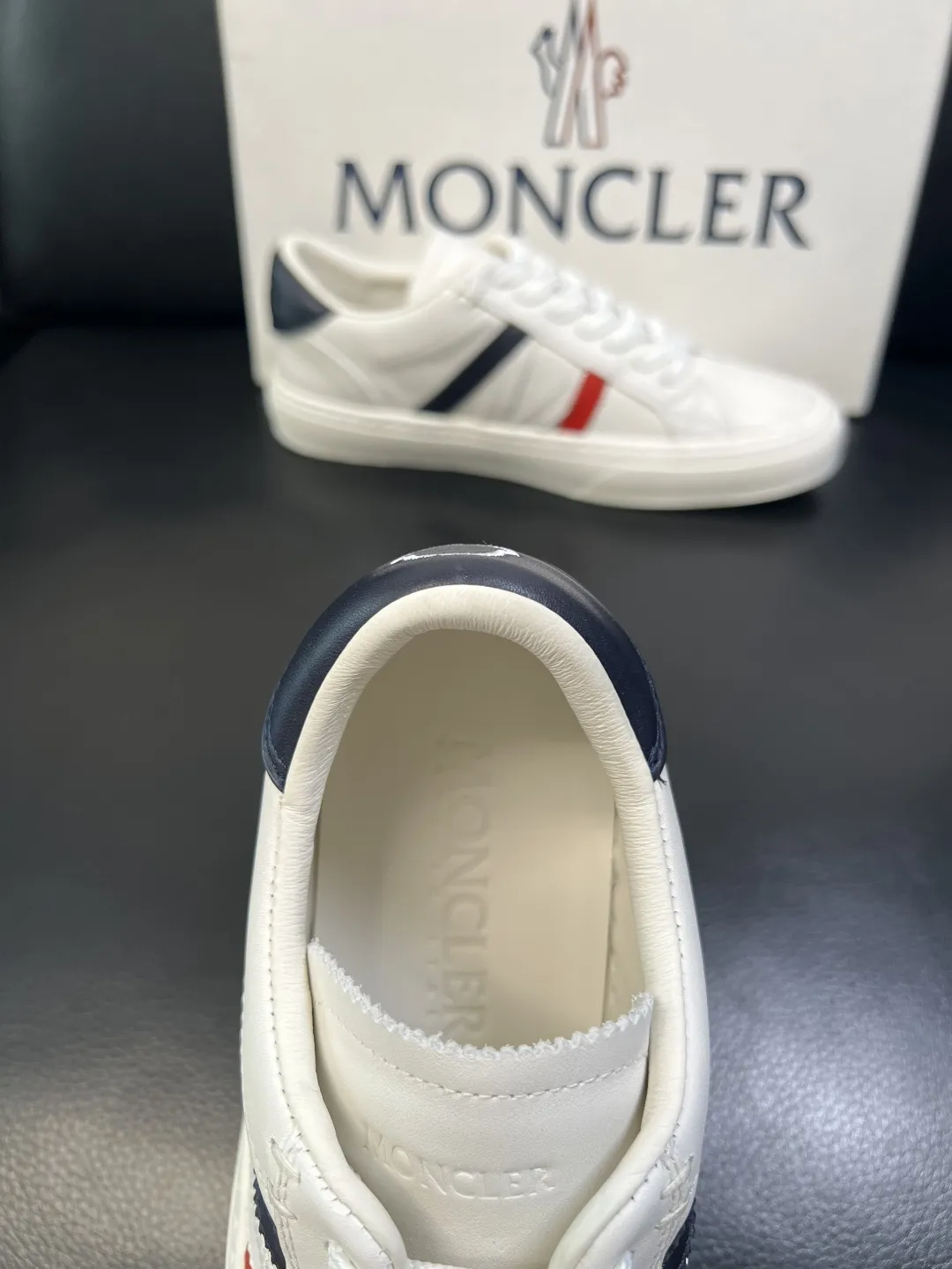 P 330 MONCLER 高品质 顶级工艺品 蒙口 新品专柜新款,原厂配置意大利进口牛皮搭配面料,高品质复杂拼接工艺,进口水染牛皮内里垫透气舒适 鞋底:原厂特供原版底超级舒适,原厂跟单,欢迎对比,码数 39-44(订做 38 45)
