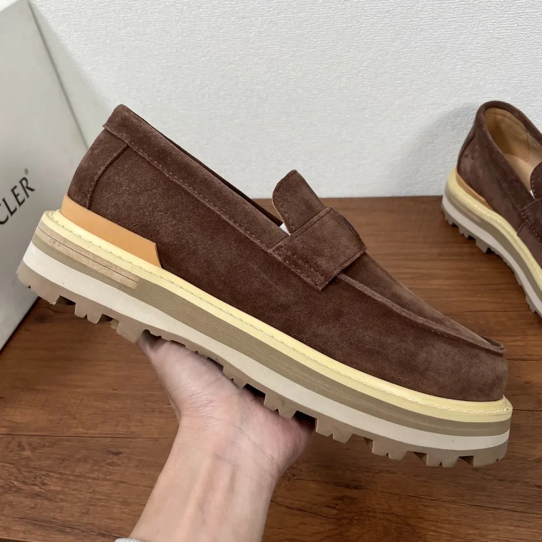 Moncler/蒙口 男士新款皮革厚底乐福鞋 这款乐福鞋选用小牛皮和反绒牛皮革打造,搭配EVA中底和轮胎纹橡胶外底,厚度达4cm,撷取新颖的现代方式重释传统便士乐福鞋,藉由研究、创新和风格表达,彰显别出心裁的厚底设计。同材质饰带饰以品牌专属徽标,鞋头盖配间面线卷边,搭配牛皮内里及烫银logo垫脚,尽显品牌格调,上脚舒适,增高有型,配全套原包装防尘袋! 尺码:39-40-41-42-43-44 皮鞋码(38/45可定做但不支持退换货) 💰410