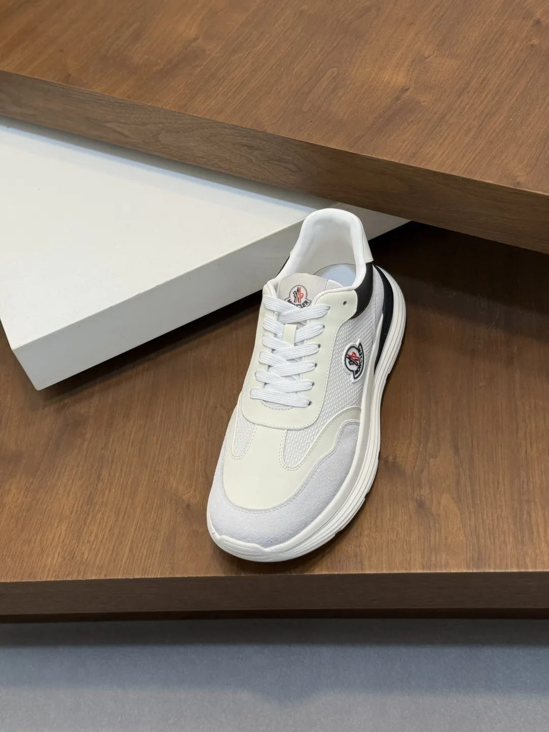 💰370 Moncler蒙口 男鞋运动鞋,进口透气网面、氯丁橡胶 各种材质拼接打造,鞋面采用鞋带和橡胶嵌件设计,后跟Moncler标志,大底采用TPU+橡胶+高弹橡胶发泡组合成型,具有高弹性高耐磨性,提高舒适性,无论是鞋面还是颜色设计都值得入手!Size:39-44(38 45定做)