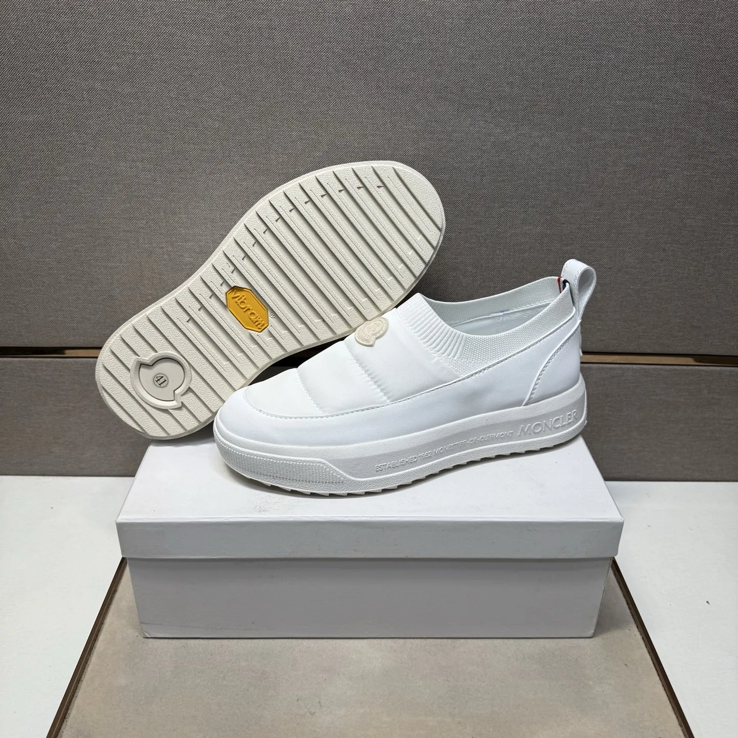 ⬛️出厂价p220【蒙口～】情侣装休闲鞋 2025z柜同步发售 🔶码数:36-44 #️⃣ 🔷3个颜色🔜鞋面选用多材质拼接➕网布内里，舒适透气，鞋底：原版舒适耐磨大底，⚠️实物📱拍摄🎬实物更赞📢📢📢