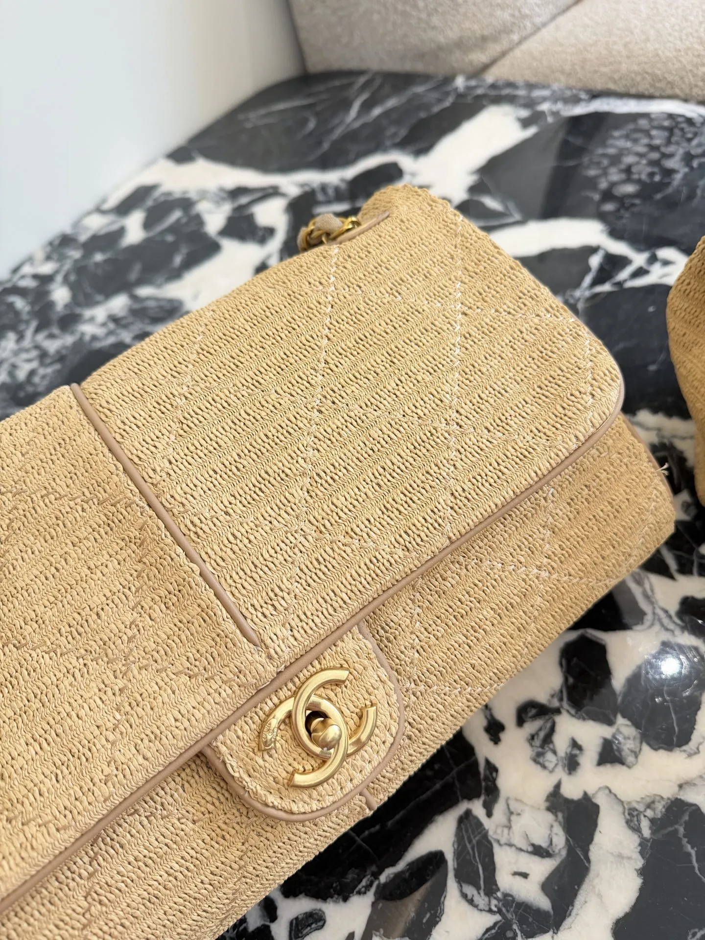 短链条p240长链条p260 香奈儿草编链条包​​ 🌾香奈儿草编链条包，天然草编材质，搭配经典金属双C标志，优雅又有度假氛围感✨。编织链条肩带，实用又美观，手提或斜挎都很百搭。尺寸适中，日常出行、度假都能轻松装下随身物品。草编材质轻便透气，夏天背超合适，搭配连衣裙或休闲装都很出彩，轻松打造法式优雅风格💛。30cm35cm