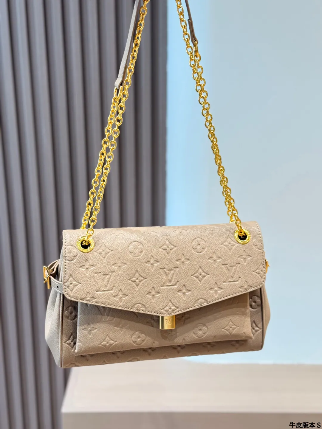 p240 路易威登 Pochette Metis拼色邮差包 艹LV Pochette Metis拼色邮差包,经典Monogram老花+浅灰拼色,复古又时髦!优质牛皮材质,金色五金+S-Lock锁扣,细节满分V,内部三层隔层,收纳超方便。肩带可拆卸调节,单肩、斜挎、手提都OK,通勤休闲都能搭!轻便耐用,时尚实用,LV热门款必入些 尺寸 30 20cm