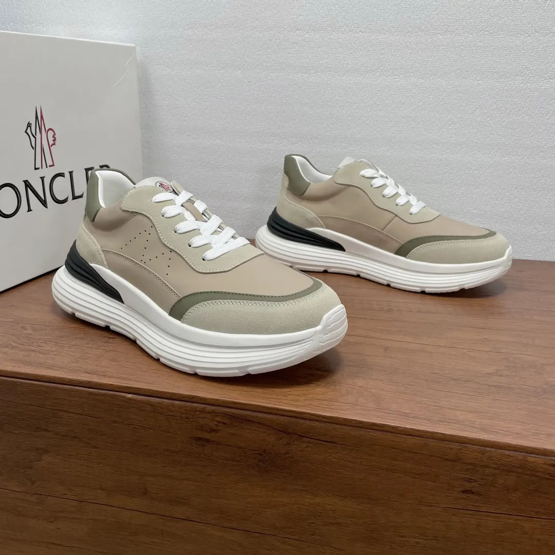 Moncler/蒙口 男士新款皮革se运动鞋 这款运动鞋采用绒面牛皮革和光滑小牛皮撞色拼接鞋面，侧面饰以&ldquo;M&rdquo;字形冲孔细节，鞋舌饰有经典徽标细节，低帮系带款式设计，轻巧灵活，彰显都市风格。搭配3.5CM轻盈EVA橡胶大底，柔软舒适防滑减震。织物具有内里，徽标牛皮垫脚，上脚舒适轻便透气！配全套原包装防尘袋！ 尺码：39-40-41-42-43-44 标准皮鞋尺码（38/45可定做不能退换） 💰370