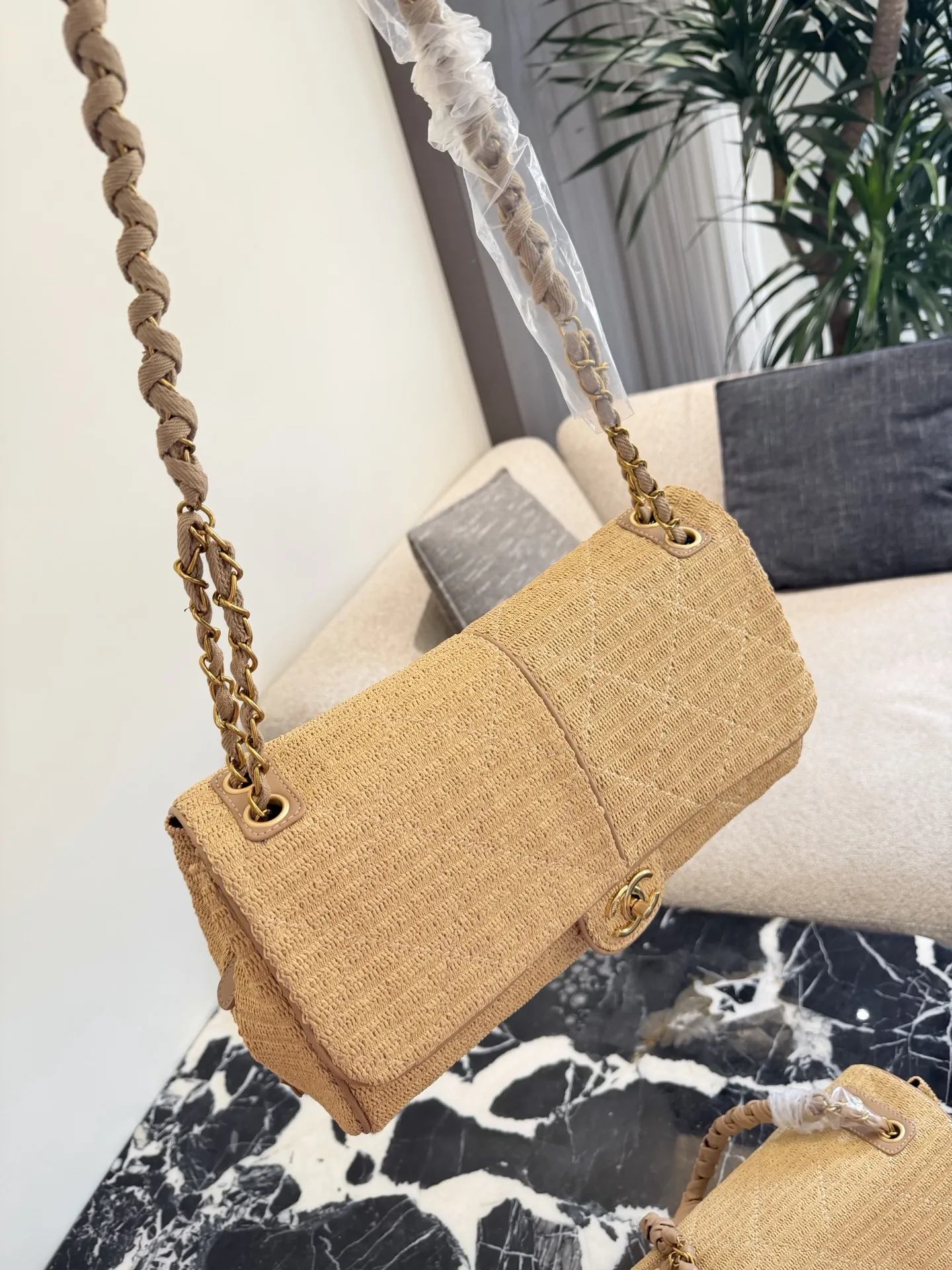 短链条p240长链条p260 香奈儿草编链条包​​ 🌾香奈儿草编链条包，天然草编材质，搭配经典金属双C标志，优雅又有度假氛围感✨。编织链条肩带，实用又美观，手提或斜挎都很百搭。尺寸适中，日常出行、度假都能轻松装下随身物品。草编材质轻便透气，夏天背超合适，搭配连衣裙或休闲装都很出彩，轻松打造法式优雅风格💛。30cm35cm