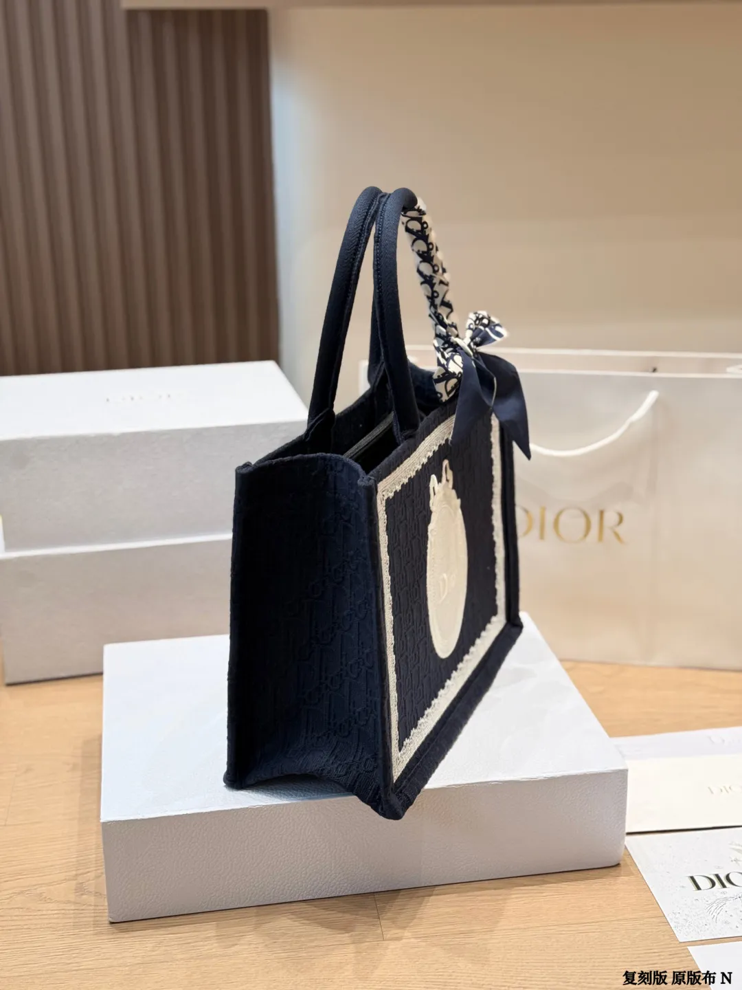 复刻版 原版布 p225 （配内胆） DIOR迪奥｜Book tote购物袋 原版3D浮雕原版布 Dior 原版布提花 配内胆/丝巾/星星挂件 Dior book tote今年最喜欢的一款购物袋 tote我用的次数最多的包，因为容量超级大，不管什么东西都向里面放，当然凹造型也是必须有的，这款Dior老花是我最喜欢的颜色，柜台出了很多颜色及花型，最后挑了这个颜色 小号的精致有型 配折叠礼盒 尺寸 中号35cm