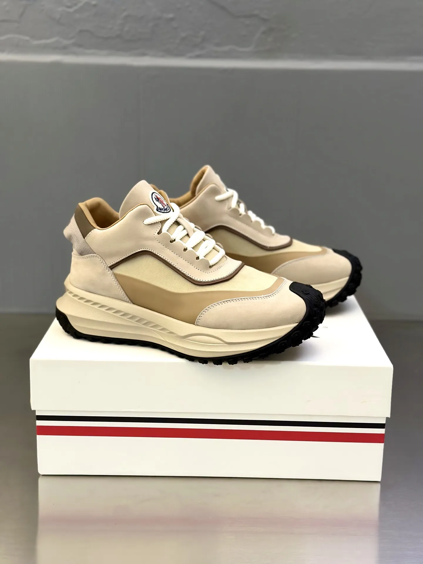 P410 Moncler蒙口 男鞋运动鞋,进口透气网面、氯丁橡胶 各种材质拼接打造,鞋面采用鞋带和橡胶嵌件设计,后跟Moncler标志,大底采用TPU+橡胶+高弹橡胶发泡组合成型,具有高弹性高耐磨性,提高舒适性,无论是鞋面还是颜色设计都值得入手!Size:39-44(38 45定做)