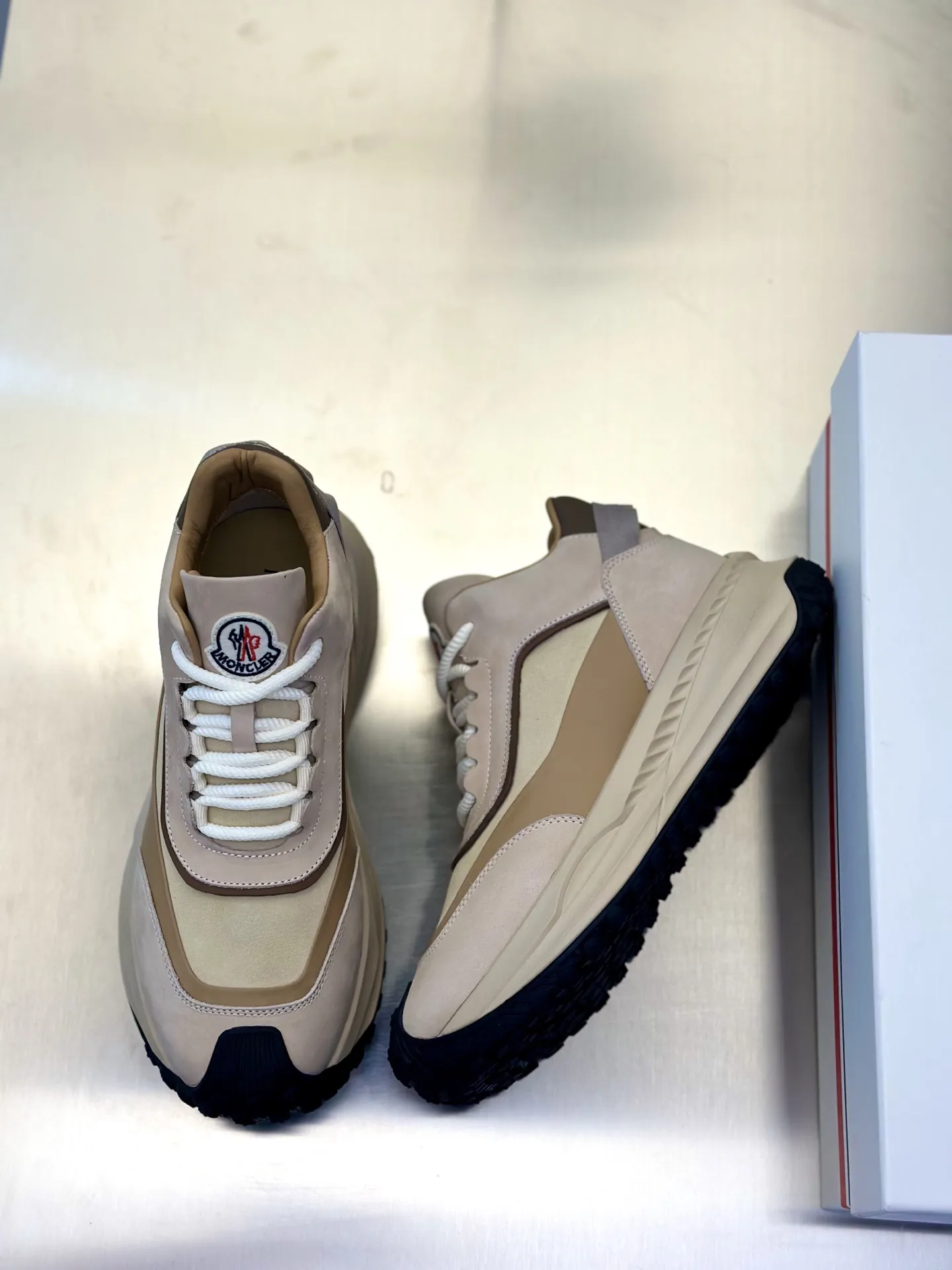 P410 Moncler蒙口 男鞋运动鞋,进口透气网面、氯丁橡胶 各种材质拼接打造，鞋面采用鞋带和橡胶嵌件设计，后跟Moncler标志，大底采用TPU+橡胶+高弹橡胶发泡组合成型，具有高弹性高耐磨性，提高舒适性，无论是鞋面还是颜色设计都值得入手！Size：39-44（38 45定做）