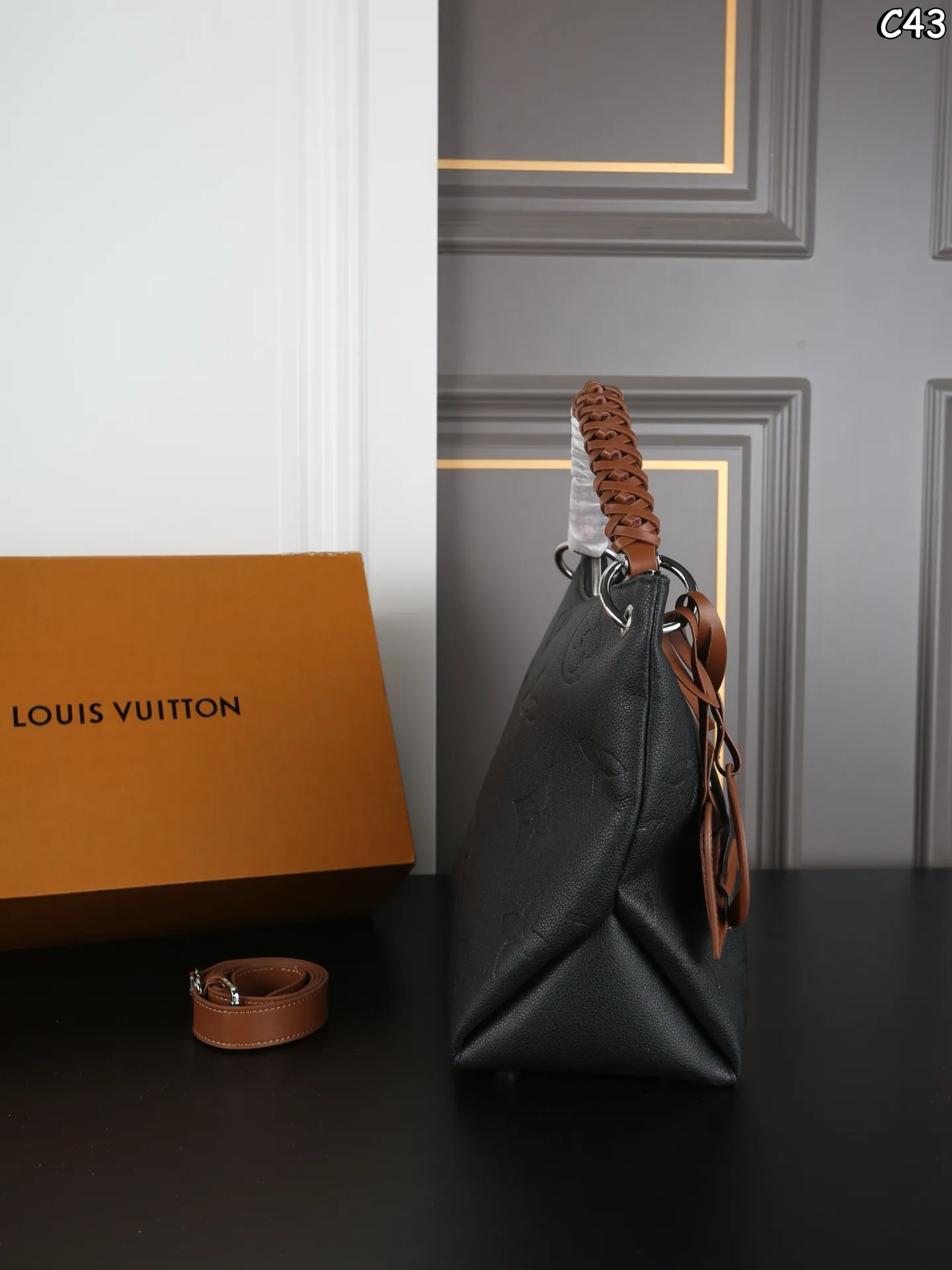 P235 配盒 LV Beaubourg 压纹 Hobo包 腋下包 手提斜挎单肩包 ✔️经典Monogram压纹+天然牛皮饰边,气质直接拉 ✔️编织手柄细节感十足,肩背超帅气 ✔️包身自带挺括感,西装连衣裙都可搭配 ✔️容量巨大,通勤包妈咪包完美之选 尺寸:30×26