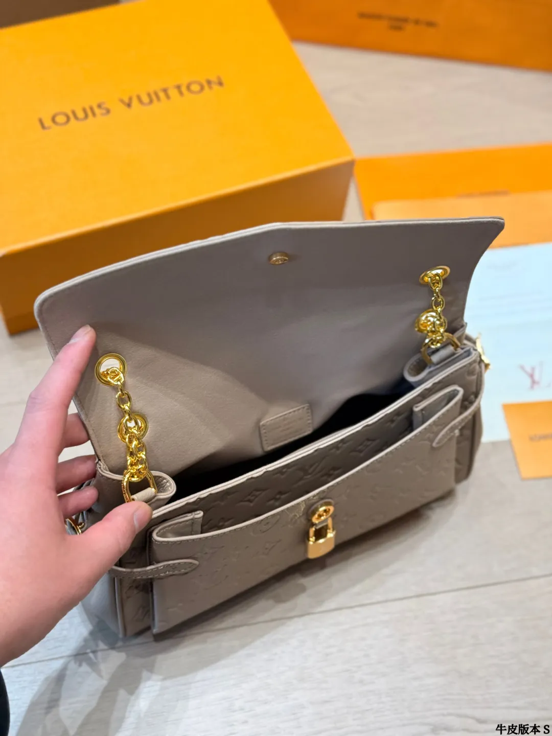 p240 路易威登 Pochette Metis拼色邮差包 艹LV Pochette Metis拼色邮差包，经典Monogram老花+浅灰拼色，复古又时髦！优质牛皮材质，金色五金+S-Lock锁扣，细节满分V，内部三层隔层，收纳超方便。肩带可拆卸调节，单肩、斜挎、手提都OK，通勤休闲都能搭！轻便耐用，时尚实用，LV热门款必入些 尺寸 30 20cm