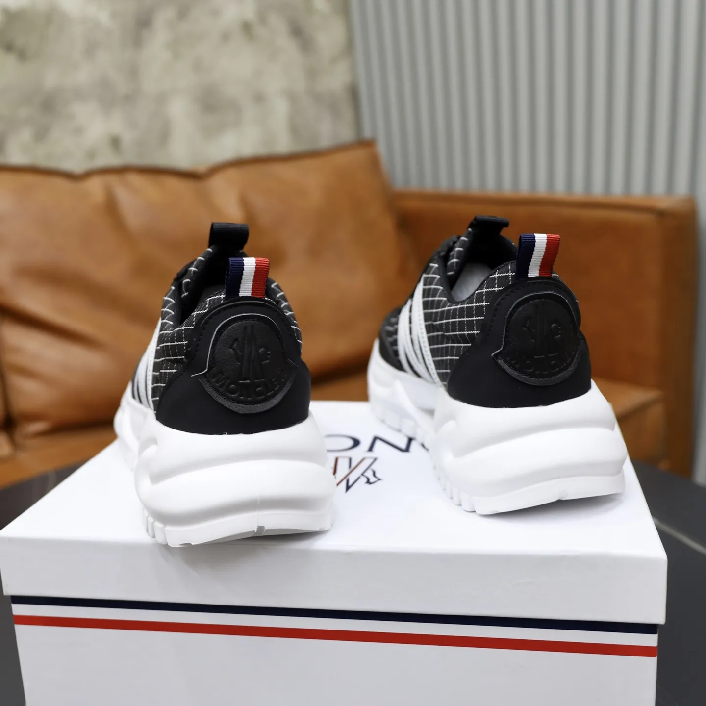 出厂价：221💰【MONCLER】盟可睐(蒙口) -鞋面：品牌布匹拼接皮料车 -内里：舒适透气 -大底：原版轻便柔软耐磨大底 -超高品控&middot;做工精细：凸显(高端&middot;贵气&middot;档次) -Size ：39-44（45可订做)