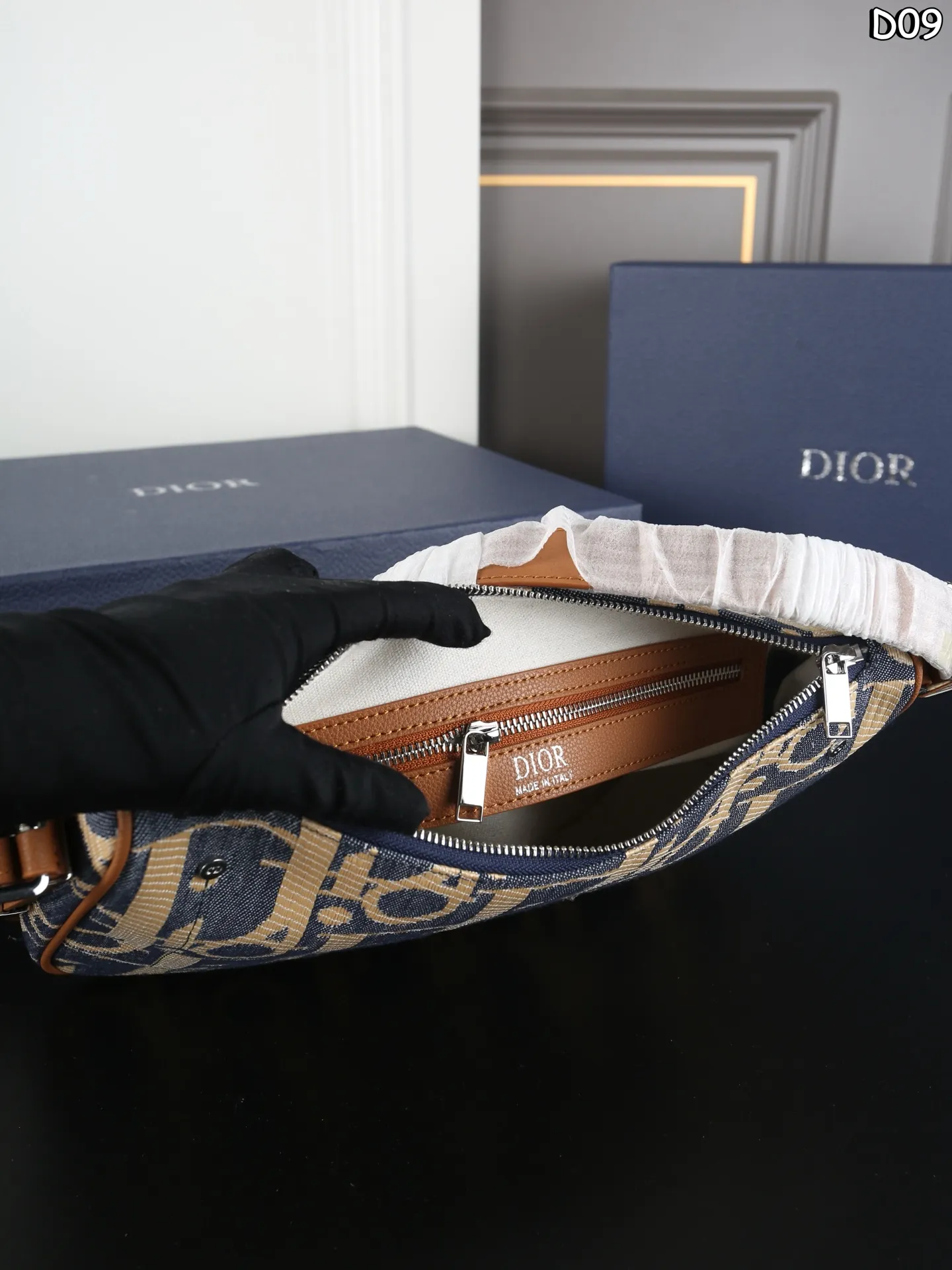 大P180 天地盖 小P175 天地盖 DIOR迪奥 饭盒包 单肩包斜挎包 超大容量，更是百搭 一年四季都好背 让你秒变时髦精 这只老花拉链包的质感太绝了被这只Slider拉链水饺包的细节狠狠拿捏! 每一处缝线都工整利落，五金光泽饱满，兼顾颜值与实用性，是通勤休闲都适配的高级款! 尺寸：42&times;28/32&times;20