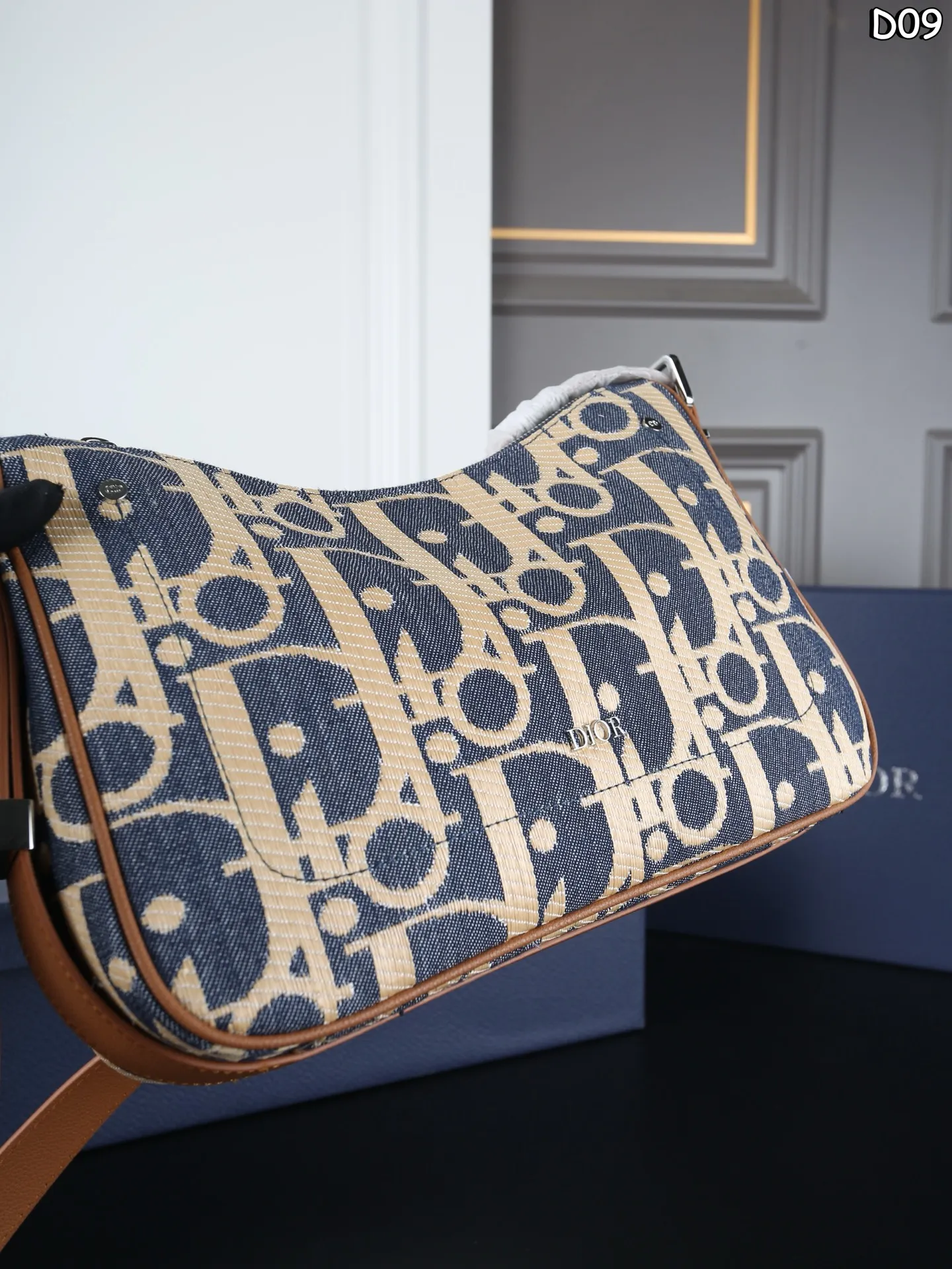 大P180 天地盖 小P175 天地盖 DIOR迪奥 饭盒包 单肩包斜挎包 超大容量,更是百搭 一年四季都好背 让你秒变时髦精 这只老花拉链包的质感太绝了被这只Slider拉链水饺包的细节狠狠拿捏! 每一处缝线都工整利落,五金光泽饱满,兼顾颜值与实用性,是通勤休闲都适配的高级款! 尺寸:42×28/32×20