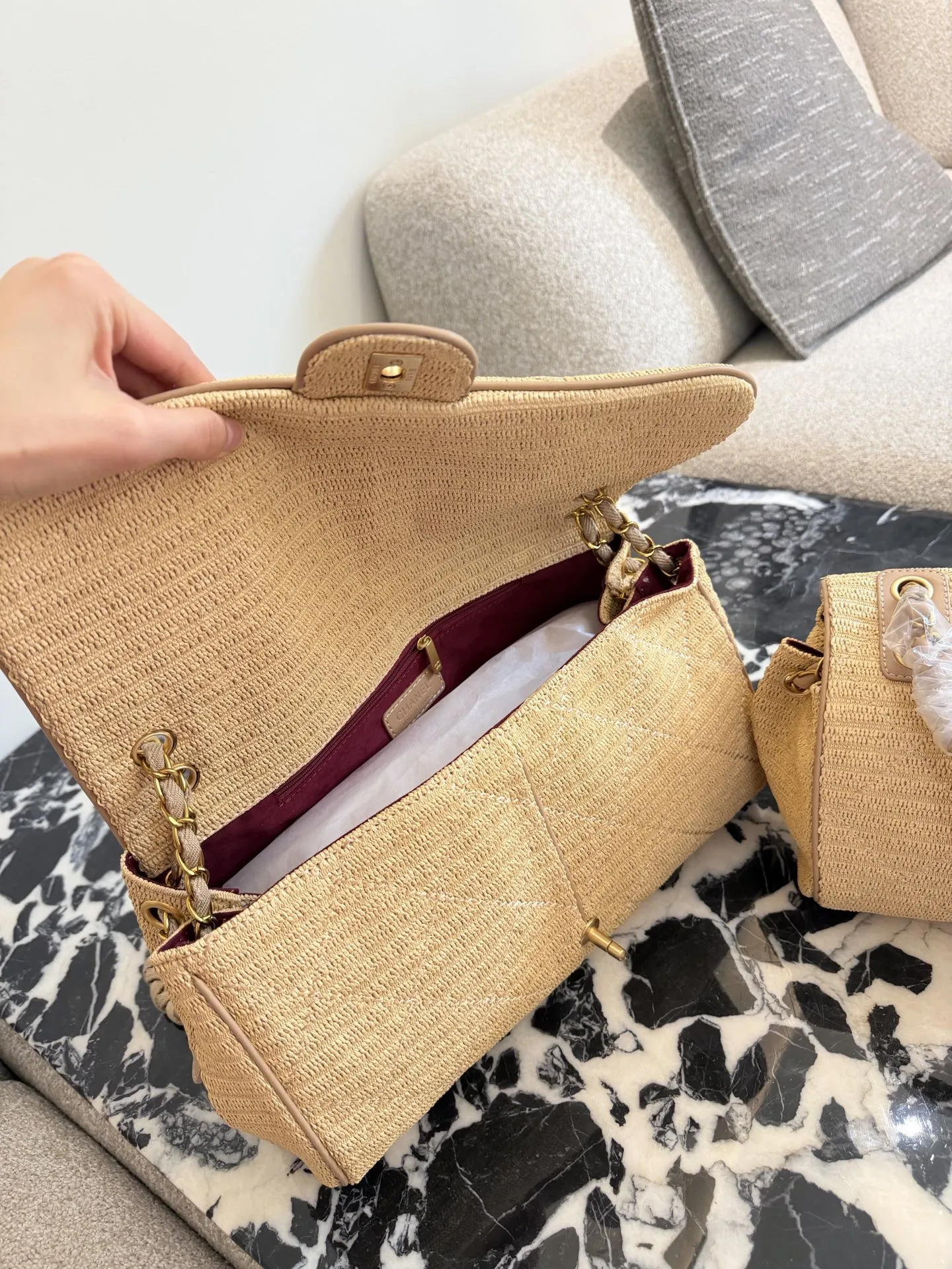 短链条p240长链条p260 香奈儿草编链条包​​ 🌾香奈儿草编链条包，天然草编材质，搭配经典金属双C标志，优雅又有度假氛围感✨。编织链条肩带，实用又美观，手提或斜挎都很百搭。尺寸适中，日常出行、度假都能轻松装下随身物品。草编材质轻便透气，夏天背超合适，搭配连衣裙或休闲装都很出彩，轻松打造法式优雅风格💛。30cm35cm