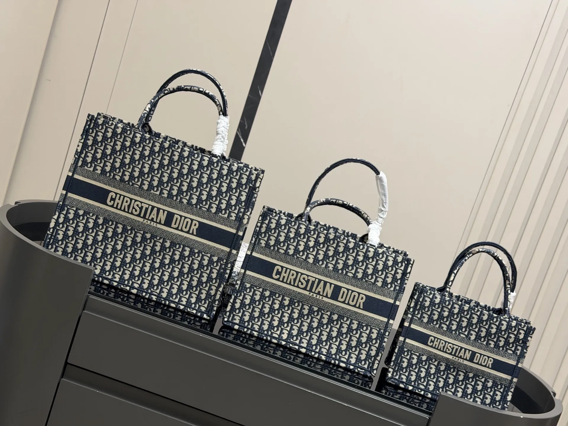 ¥195 ¥175 ¥150 配盒丝巾 Dior 原版布提花 Dior book tote今年最喜欢的一款购物袋 tote我用的次数最多的包 迪奥因为容量超级大 不管什么东西都向里面放 当然凹造型也是必须有 尺寸大号42 cm 中号36cm 小号 26cm