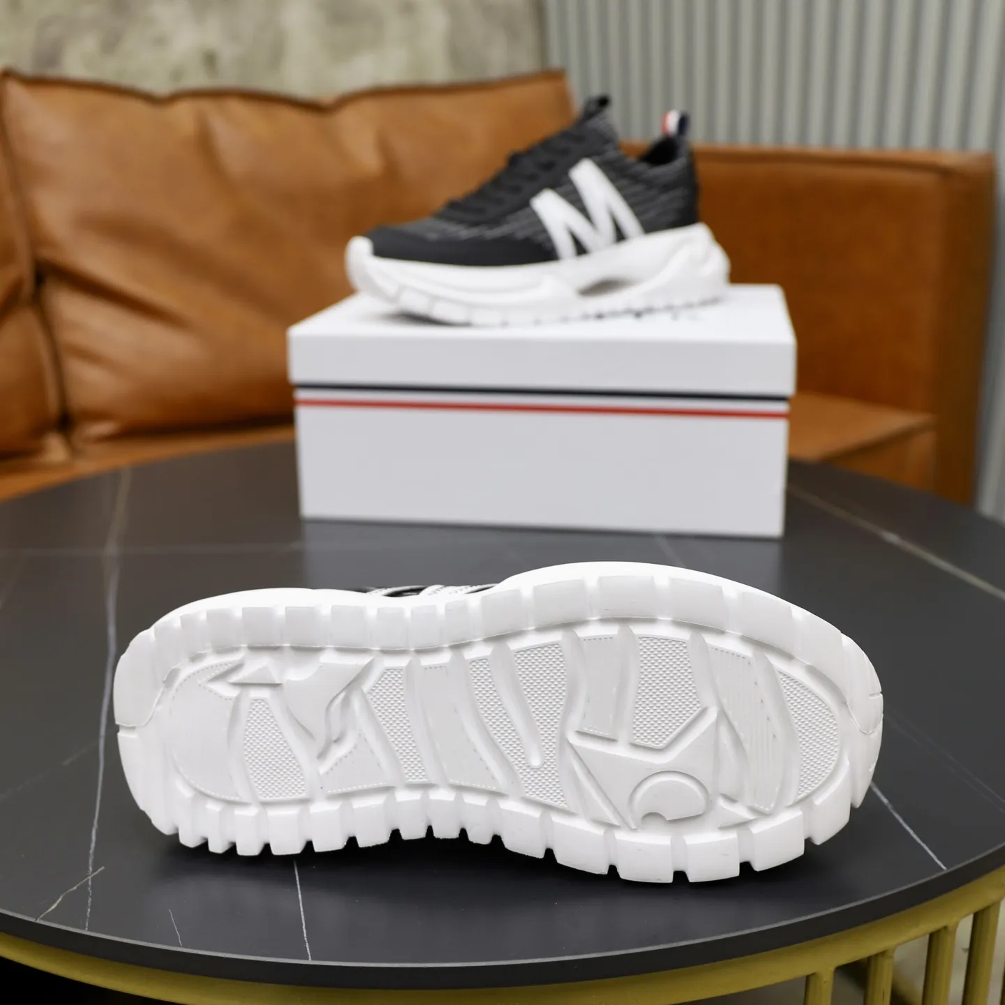 出厂价：221💰【MONCLER】盟可睐(蒙口) -鞋面：品牌布匹拼接皮料车 -内里：舒适透气 -大底：原版轻便柔软耐磨大底 -超高品控&middot;做工精细：凸显(高端&middot;贵气&middot;档次) -Size ：39-44（45可订做)