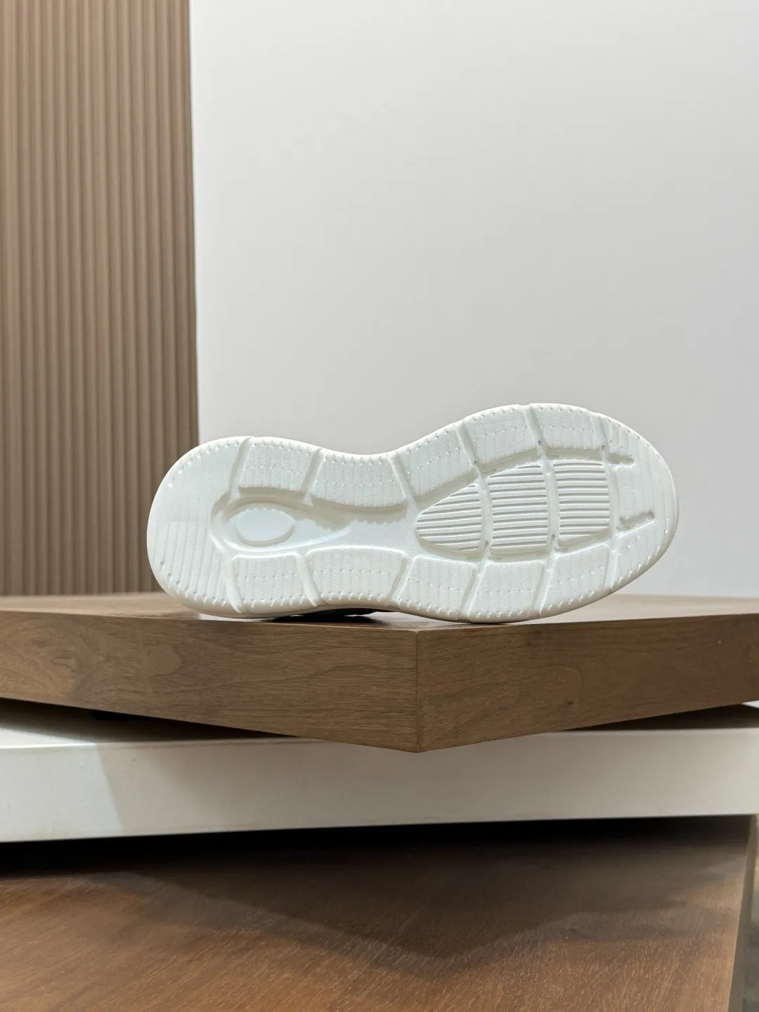 💰370 Moncler蒙口 男鞋运动鞋,进口透气网面、氯丁橡胶 各种材质拼接打造,鞋面采用鞋带和橡胶嵌件设计,后跟Moncler标志,大底采用TPU+橡胶+高弹橡胶发泡组合成型,具有高弹性高耐磨性,提高舒适性,无论是鞋面还是颜色设计都值得入手!Size:39-44(38 45定做)