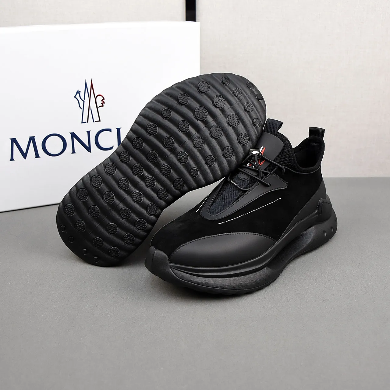 PP290👟👟👟 Moncler蒙口男士户外系带运动鞋，具有舒适防滑性能，专为户外跑步或都市漫步而设。兼备创新、功能性与图形细节于一体，从高山氛围汲取灵感，诠释潮流时尚。多种原版材料拼接而成，鞋面采用鞋带和橡胶嵌件设计，大底采发泡超轻大底，具有高弹性高耐磨性，提高舒适性！39-44(38和45定做)7️⃣色可选
