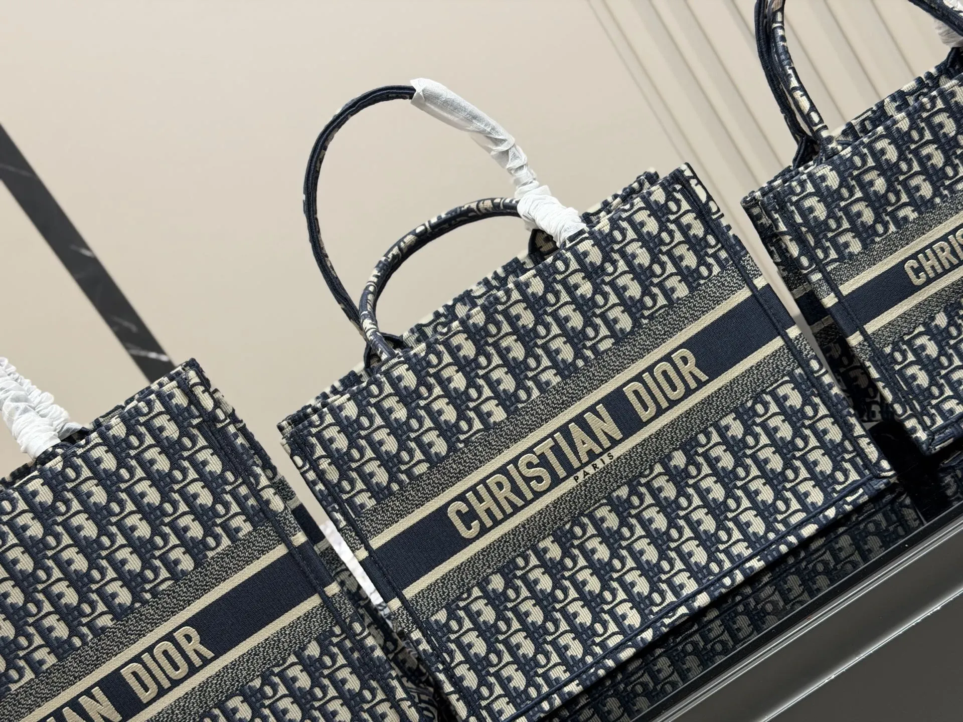 ¥195 ¥175 ¥150 配盒丝巾 Dior 原版布提花 Dior book tote今年最喜欢的一款购物袋 tote我用的次数最多的包 迪奥因为容量超级大 不管什么东西都向里面放 当然凹造型也是必须有 尺寸大号42 cm 中号36cm 小号 26cm