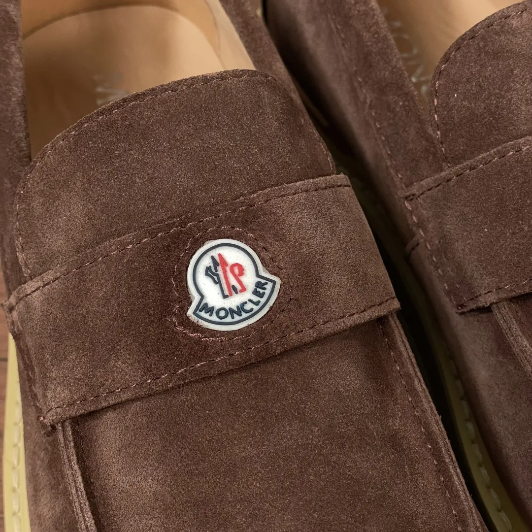 Moncler/蒙口 男士新款皮革厚底乐福鞋 这款乐福鞋选用小牛皮和反绒牛皮革打造,搭配EVA中底和轮胎纹橡胶外底,厚度达4cm,撷取新颖的现代方式重释传统便士乐福鞋,藉由研究、创新和风格表达,彰显别出心裁的厚底设计。同材质饰带饰以品牌专属徽标,鞋头盖配间面线卷边,搭配牛皮内里及烫银logo垫脚,尽显品牌格调,上脚舒适,增高有型,配全套原包装防尘袋! 尺码:39-40-41-42-43-44 皮鞋码(38/45可定做但不支持退换货) 💰410